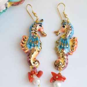Orecchini Siciliani Cavallucci Marini in ceramica corallo e perle