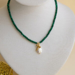 Collana in radice di Smeraldo, Perla Naturale e Libellula