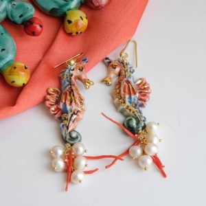 Orecchini Cavallucci Marini in ceramica corallo e perle