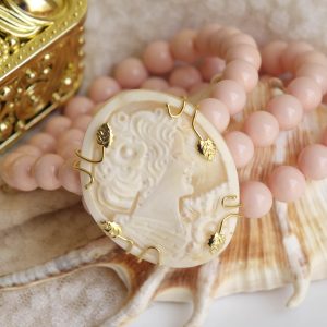 Bracciale tre file con pasta di corallo rosa e cammeo