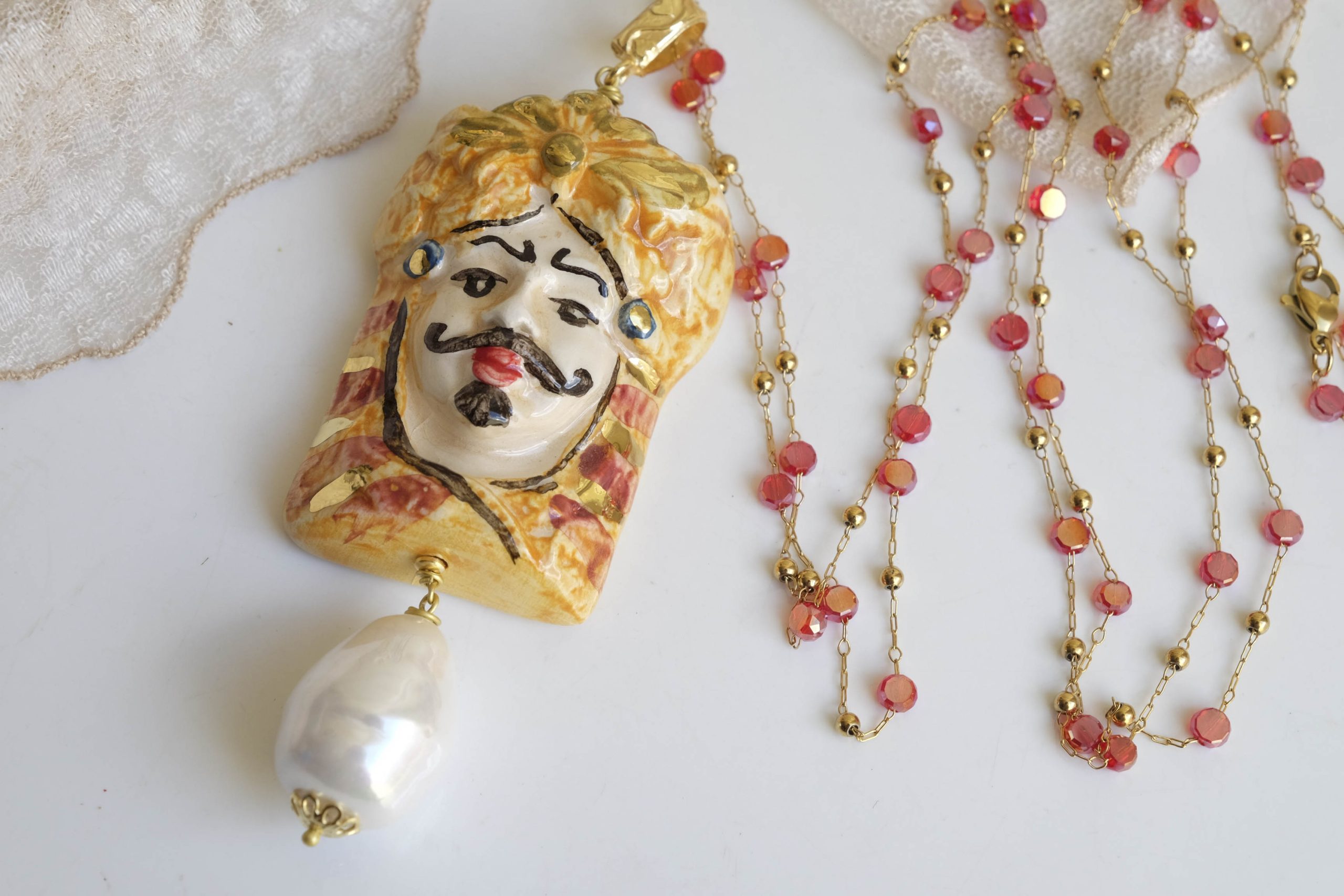 LONG NECKLACE MOOR'S HEAD PEARL RED CRYSTALS (15)