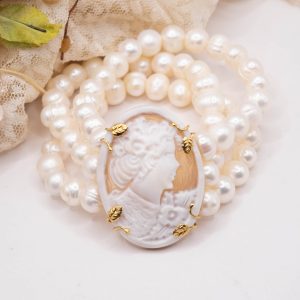 Bracciale 3 fili di perle bianche e Cammeo di Torre del Greco