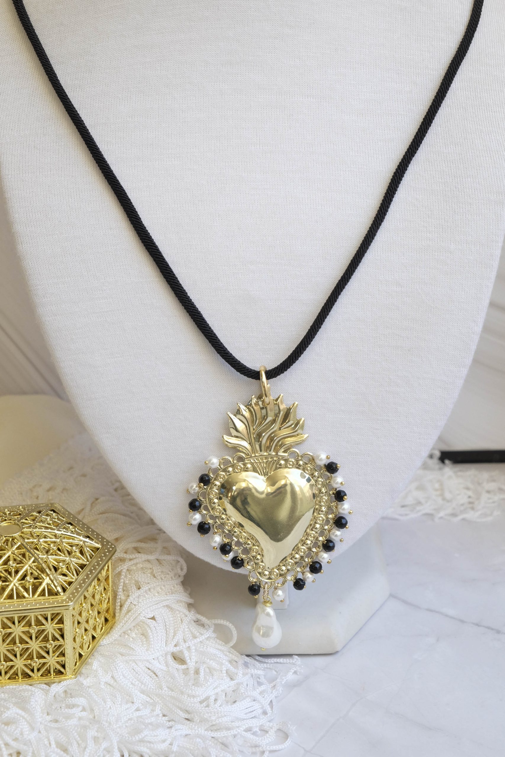 COLLANA SACRO CUORE OTTONE PERLE BIANCHE NERE (1)