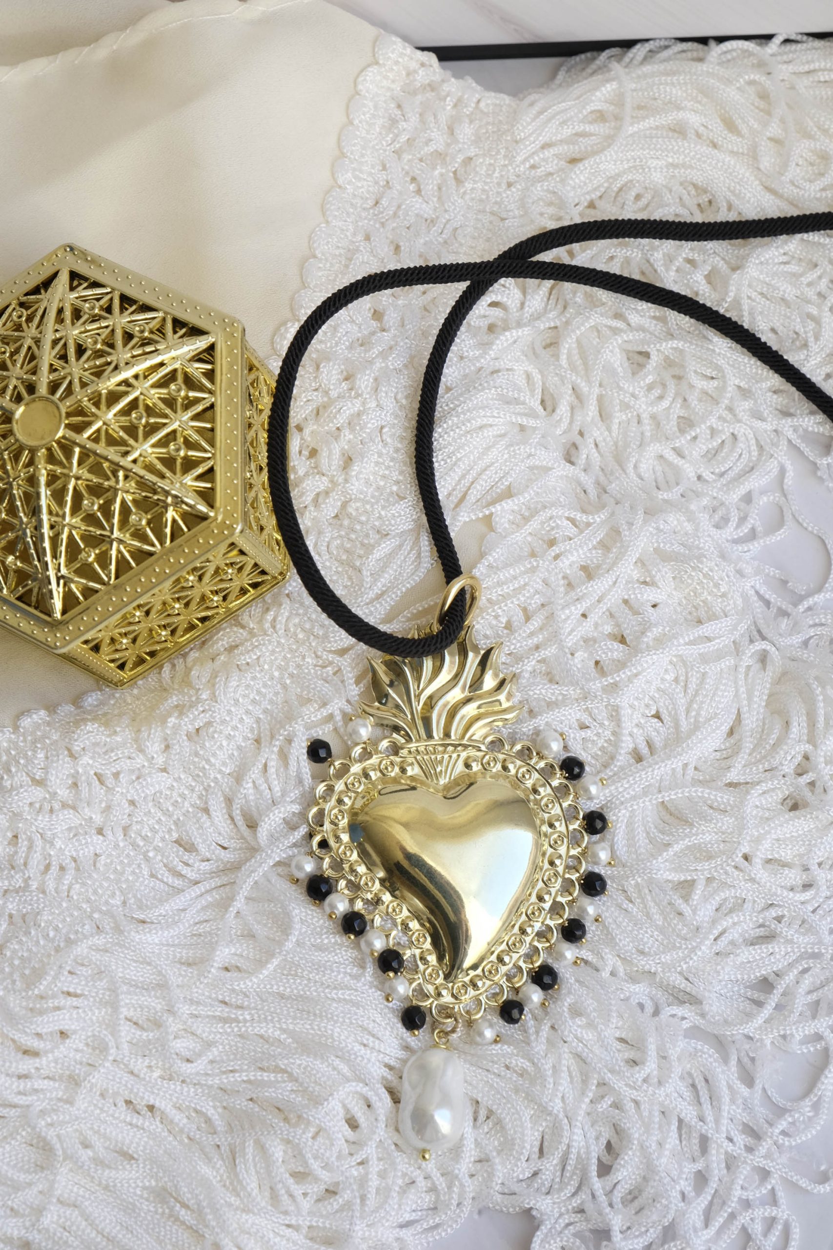 COLLANA SACRO CUORE OTTONE PERLE BIANCHE NERE (2)