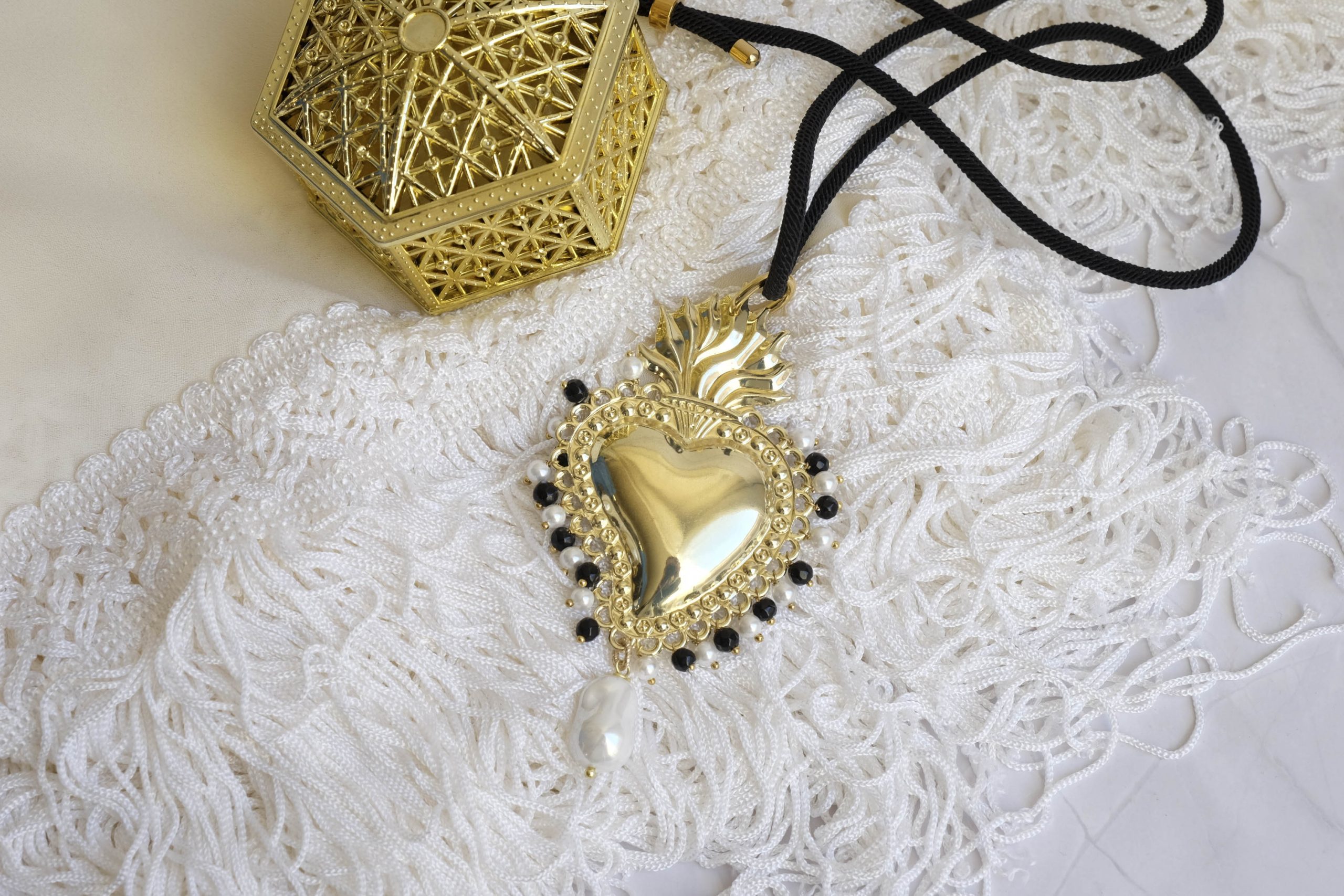 COLLANA SACRO CUORE OTTONE PERLE BIANCHE NERE (3)