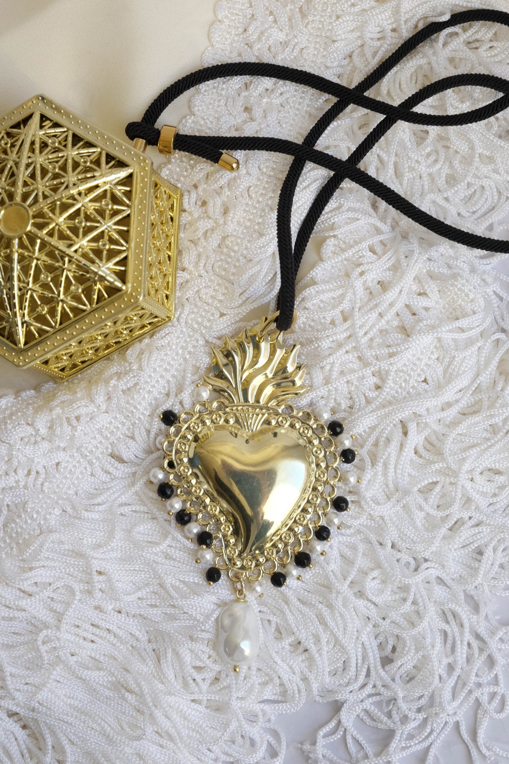 COLLANA SACRO CUORE OTTONE PERLE BIANCHE NERE (4)
