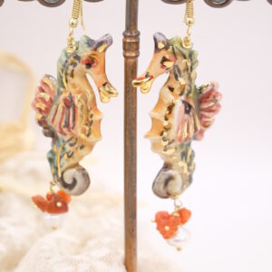 Orecchini Siciliani Cavallucci Marini in ceramica corallo e perle