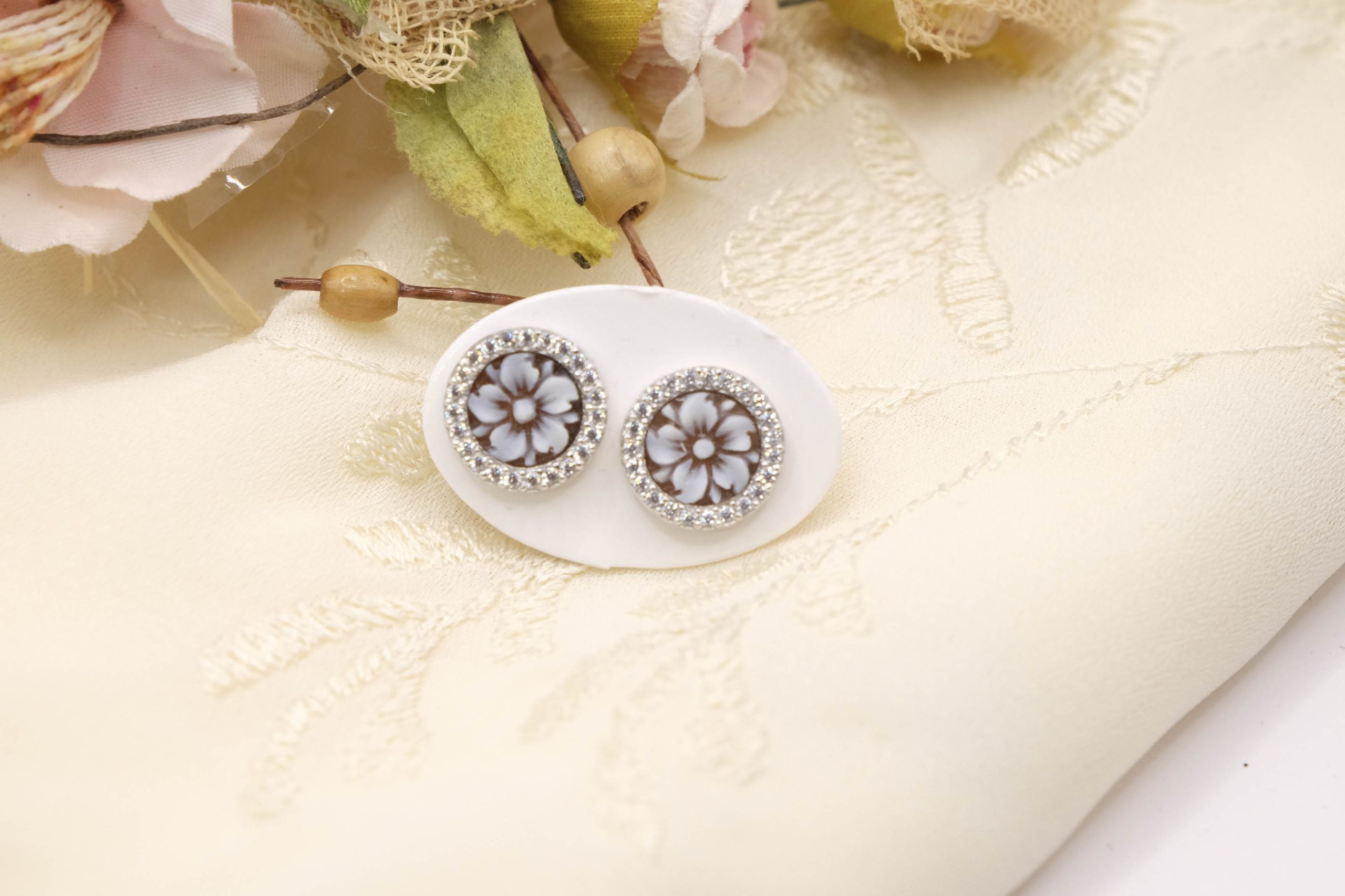 ORECCHINI DALIA 5 PETALI CAMMEO SARDONICO TORRE DEL GRECO ZIRCONI (1)