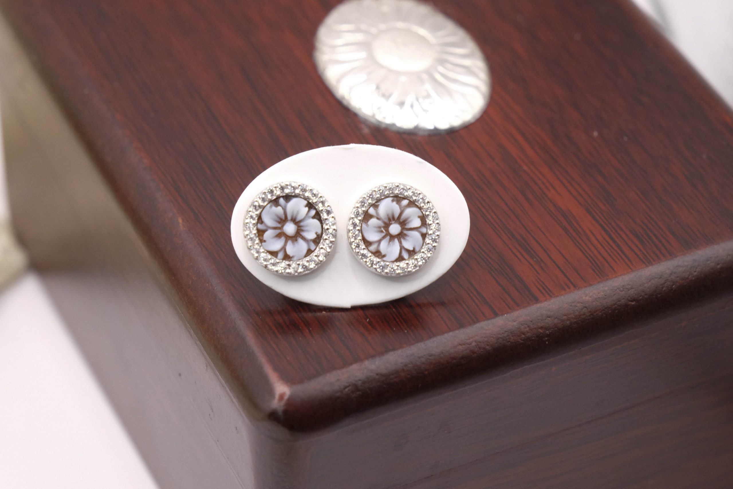 ORECCHINI DALIA 5 PETALI CAMMEO SARDONICO TORRE DEL GRECO ZIRCONI (3)