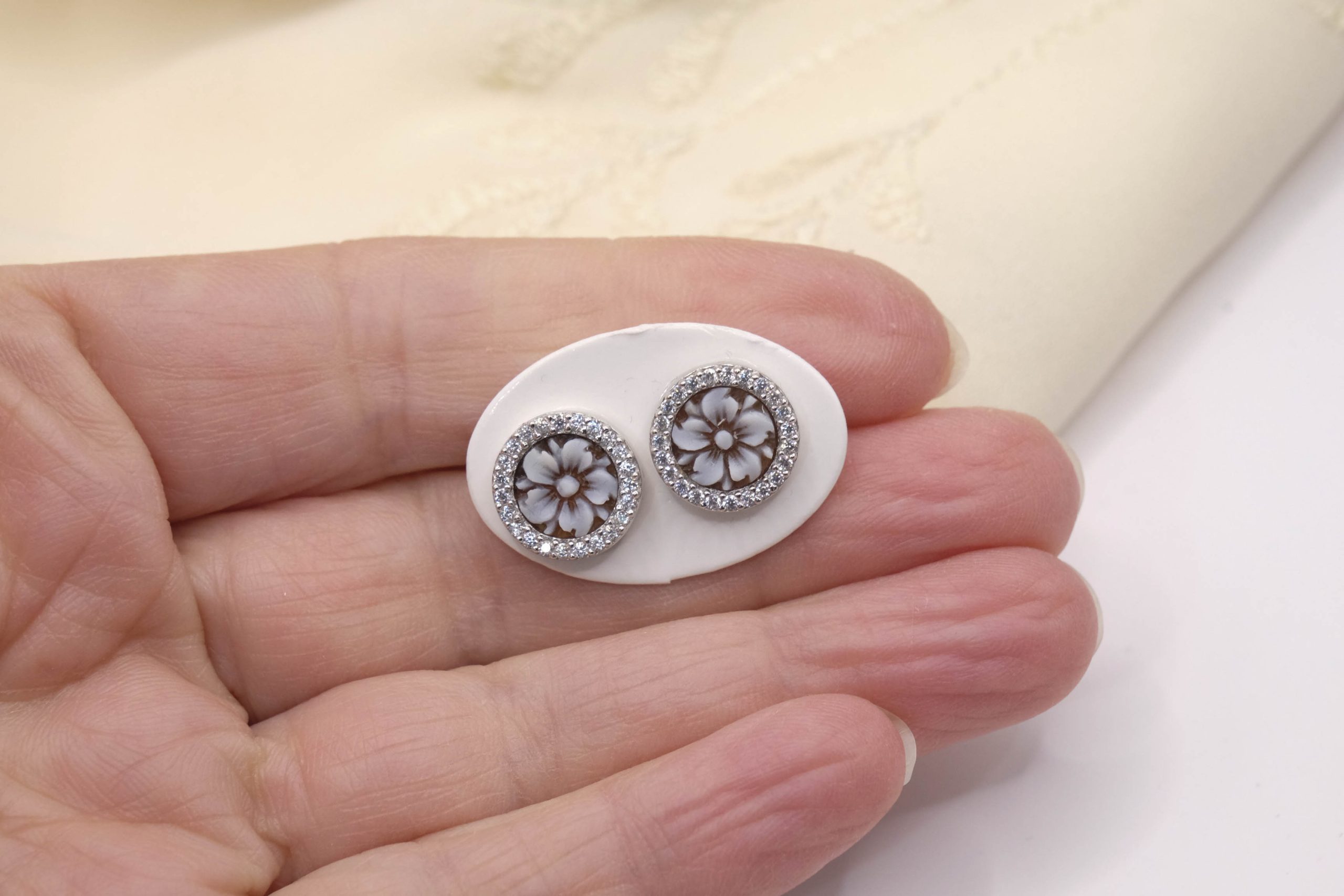 ORECCHINI DALIA 5 PETALI CAMMEO SARDONICO TORRE DEL GRECO ZIRCONI (4)