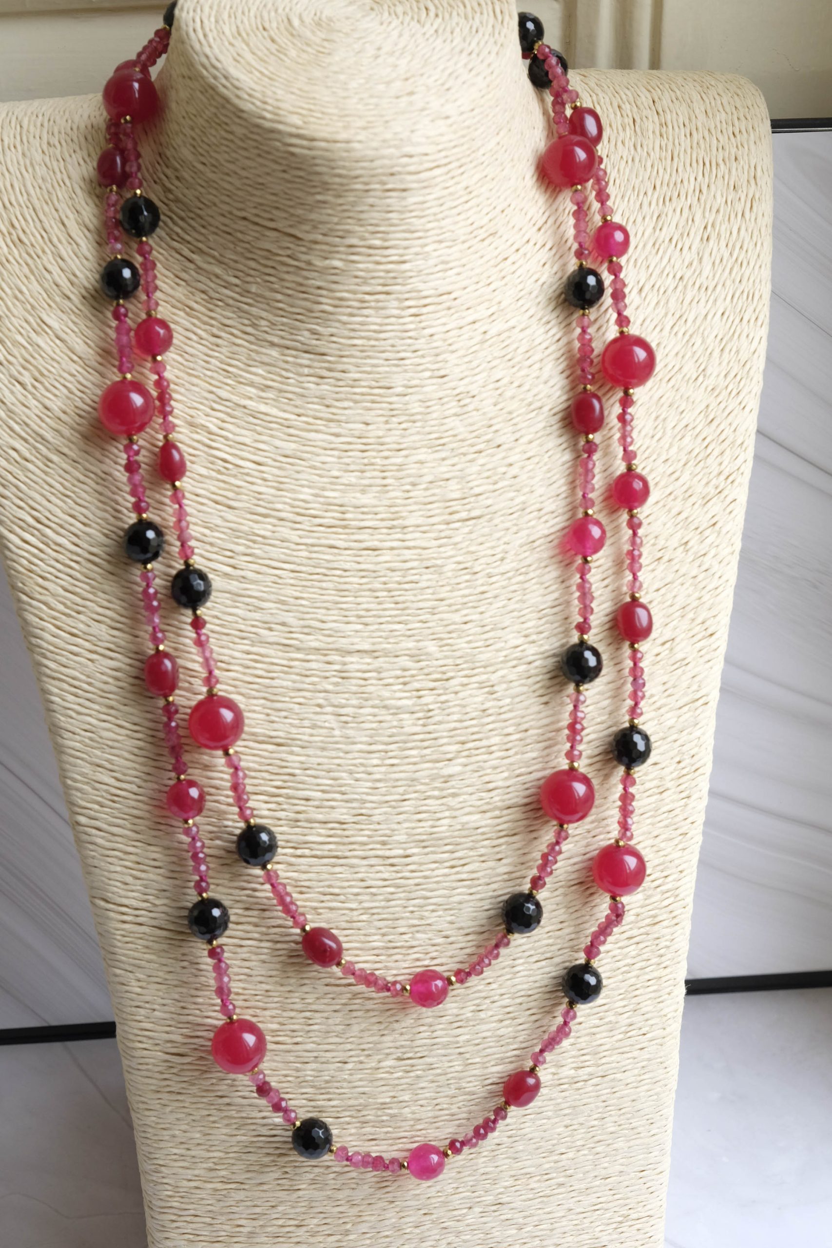 LONG NECKLACE BURGUNDY-FUCHSIA JADE AND BLACK ONYX (1)