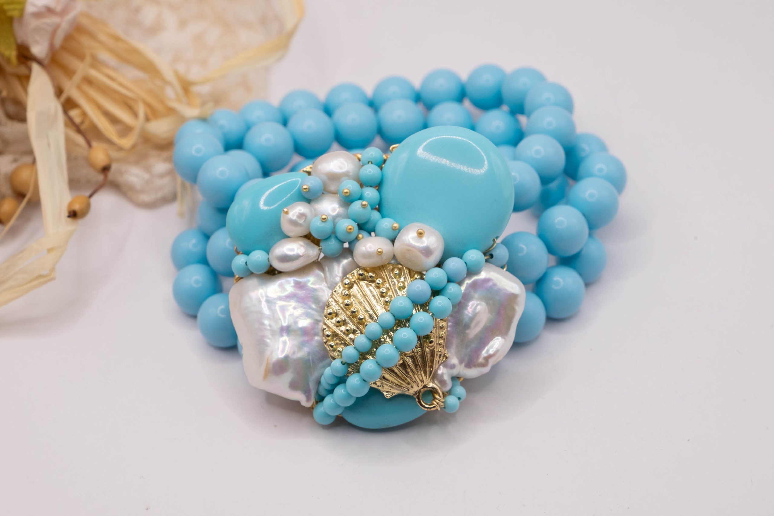BRACCIALE ARTIGIANALE 3 FILI PASTA DI TURCHESE PERLE CONCHIGLIA (1)