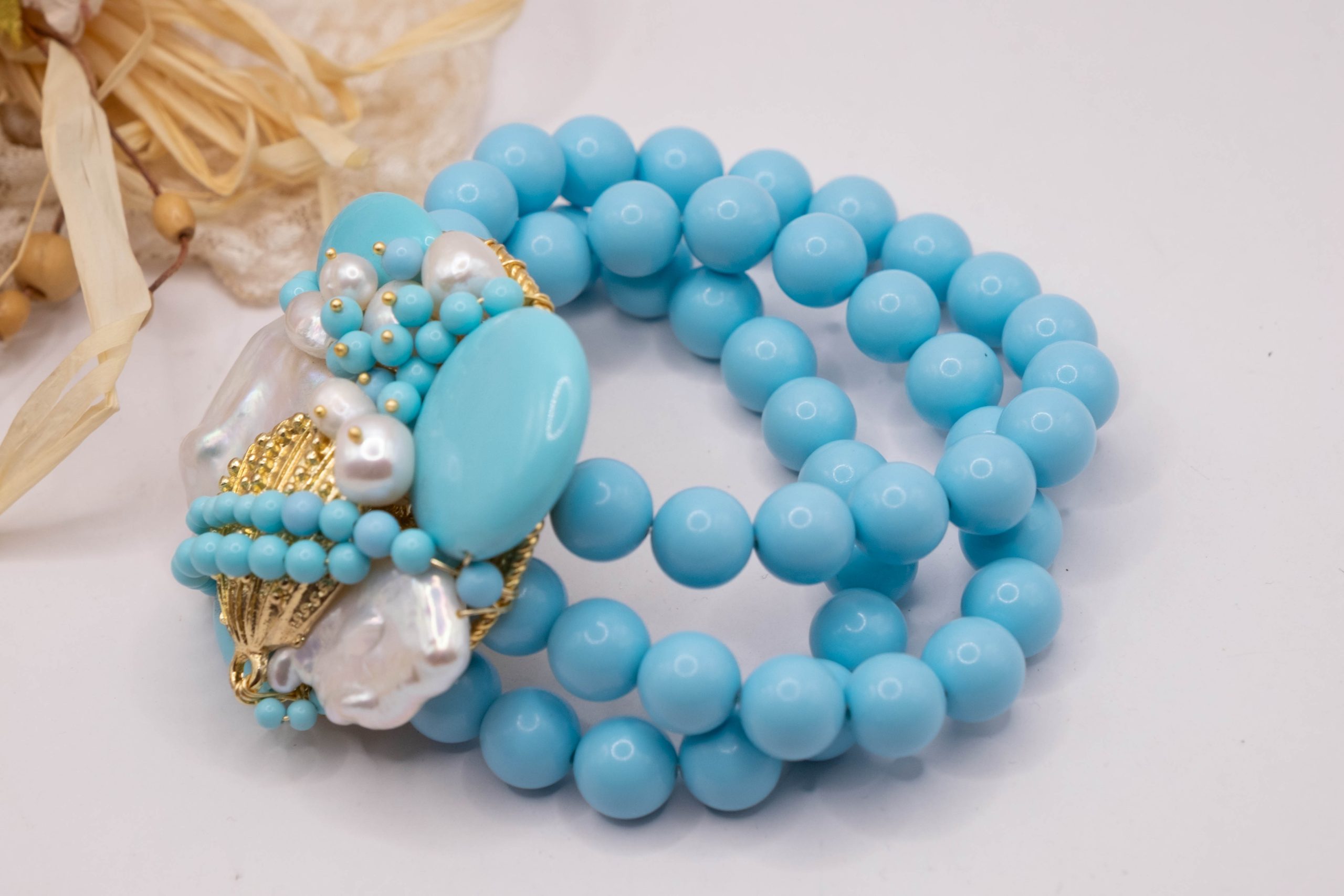 BRACCIALE ARTIGIANALE 3 FILI PASTA DI TURCHESE PERLE CONCHIGLIA (2)