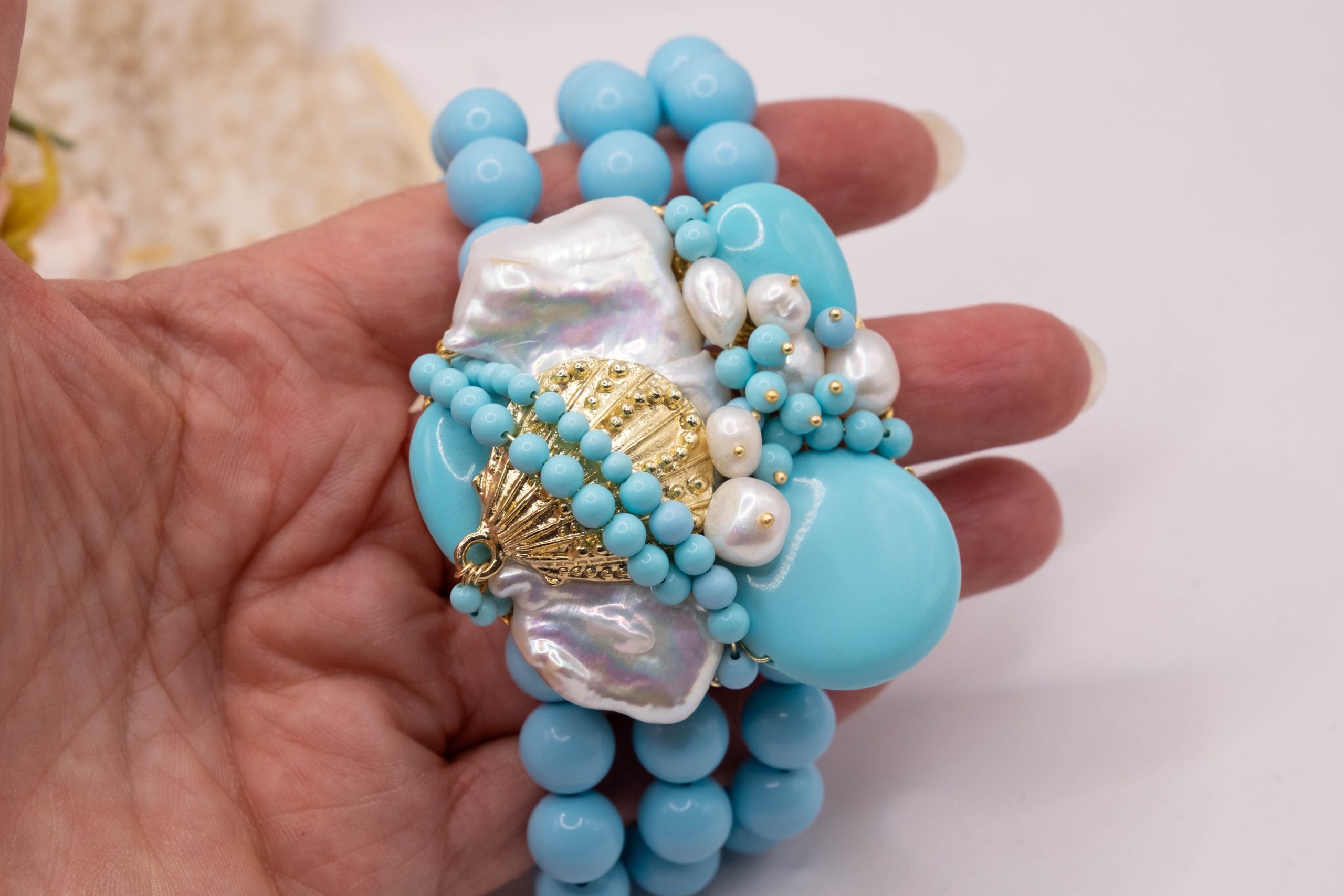 BRACCIALE ARTIGIANALE 3 FILI PASTA DI TURCHESE PERLE CONCHIGLIA (4)