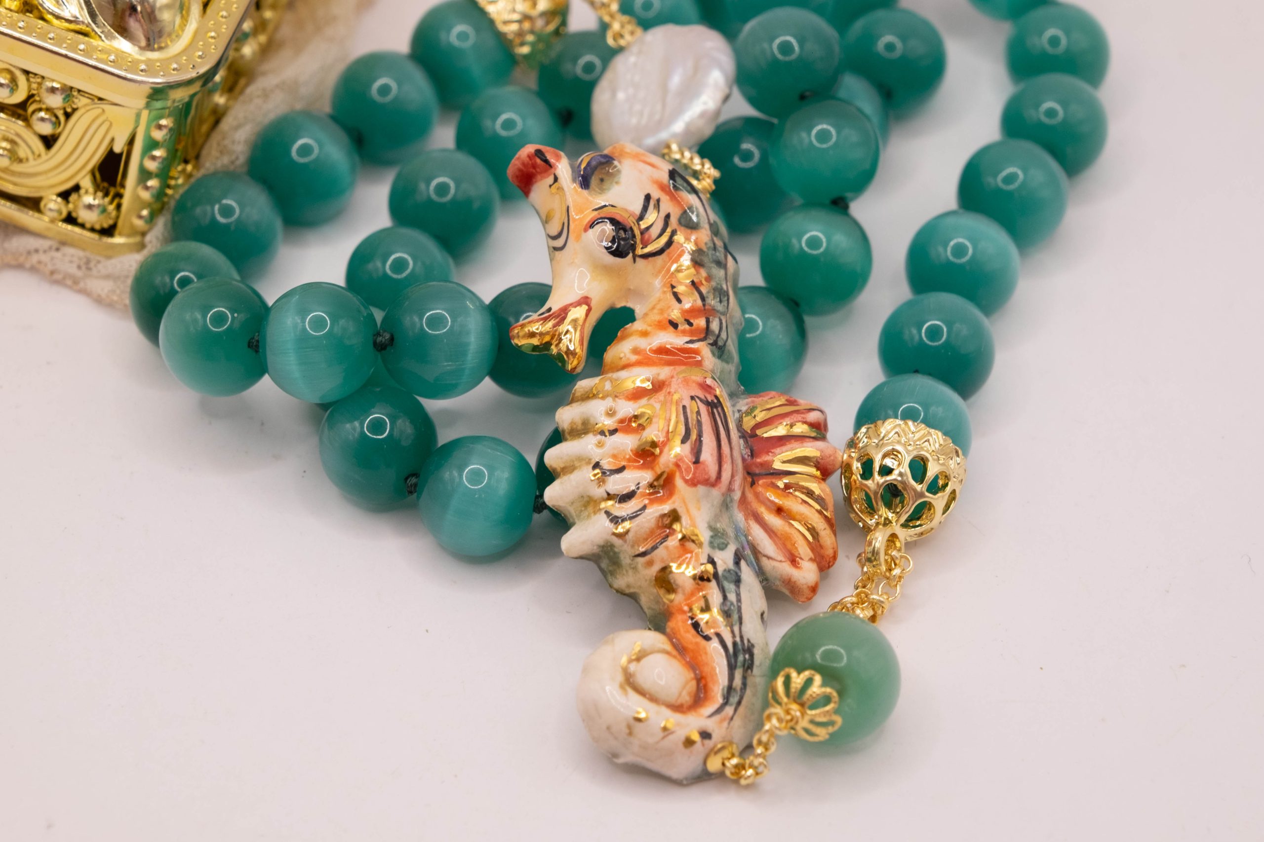 COLLANA CON CAVALLUCCIO MARINO CERAMICA SICILIANA DI CALTAGIRONE ARTIGIANALE OCCHIO DI GATTO VERDE (1)