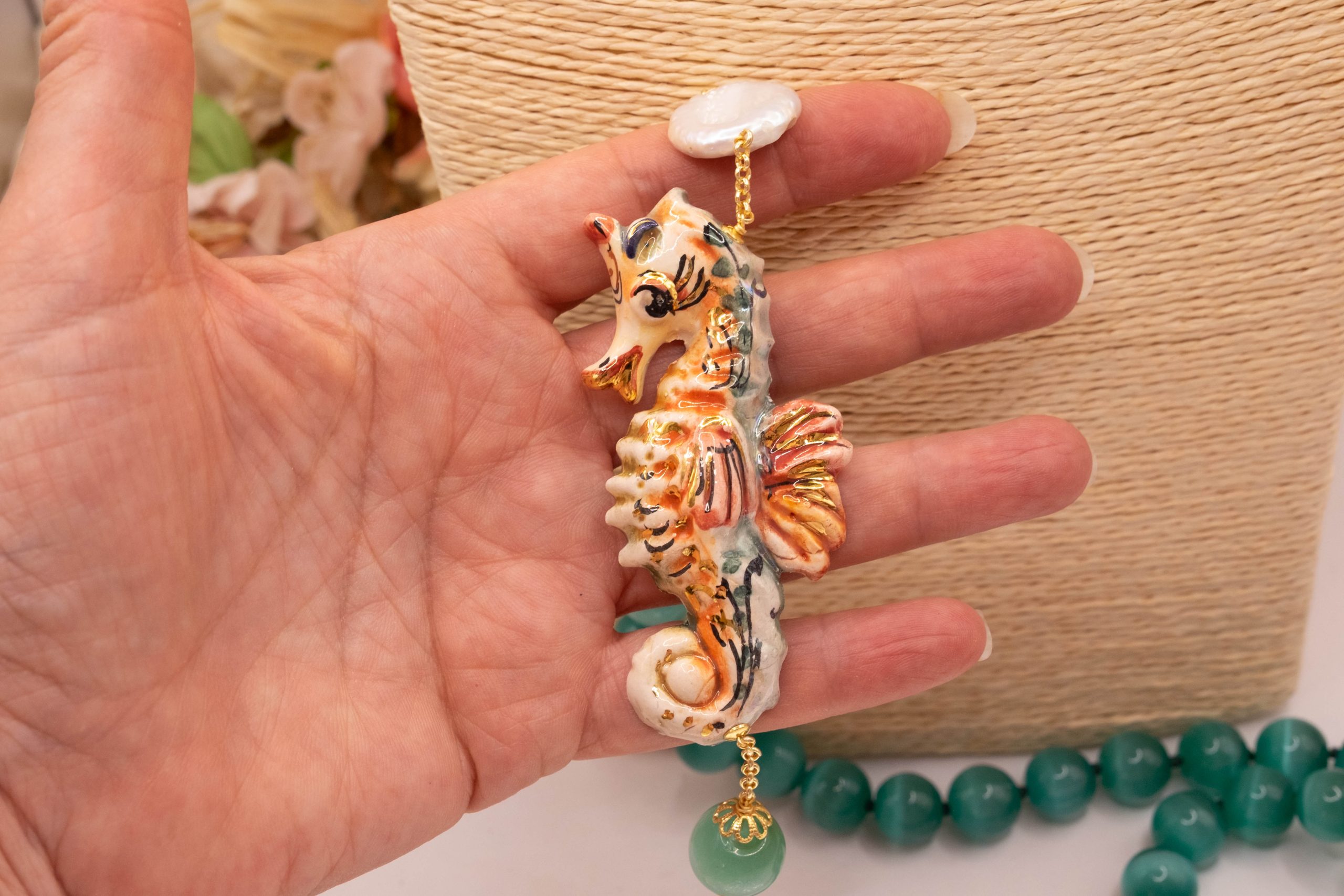 COLLANA CON CAVALLUCCIO MARINO CERAMICA SICILIANA DI CALTAGIRONE ARTIGIANALE OCCHIO DI GATTO VERDE (3)