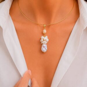 Collana Girocollo Rigido con Pendente Corallo Rosa e Perle