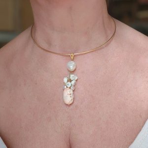 Collana Girocollo Rigido con Pendente Corallo Rosa e Perle