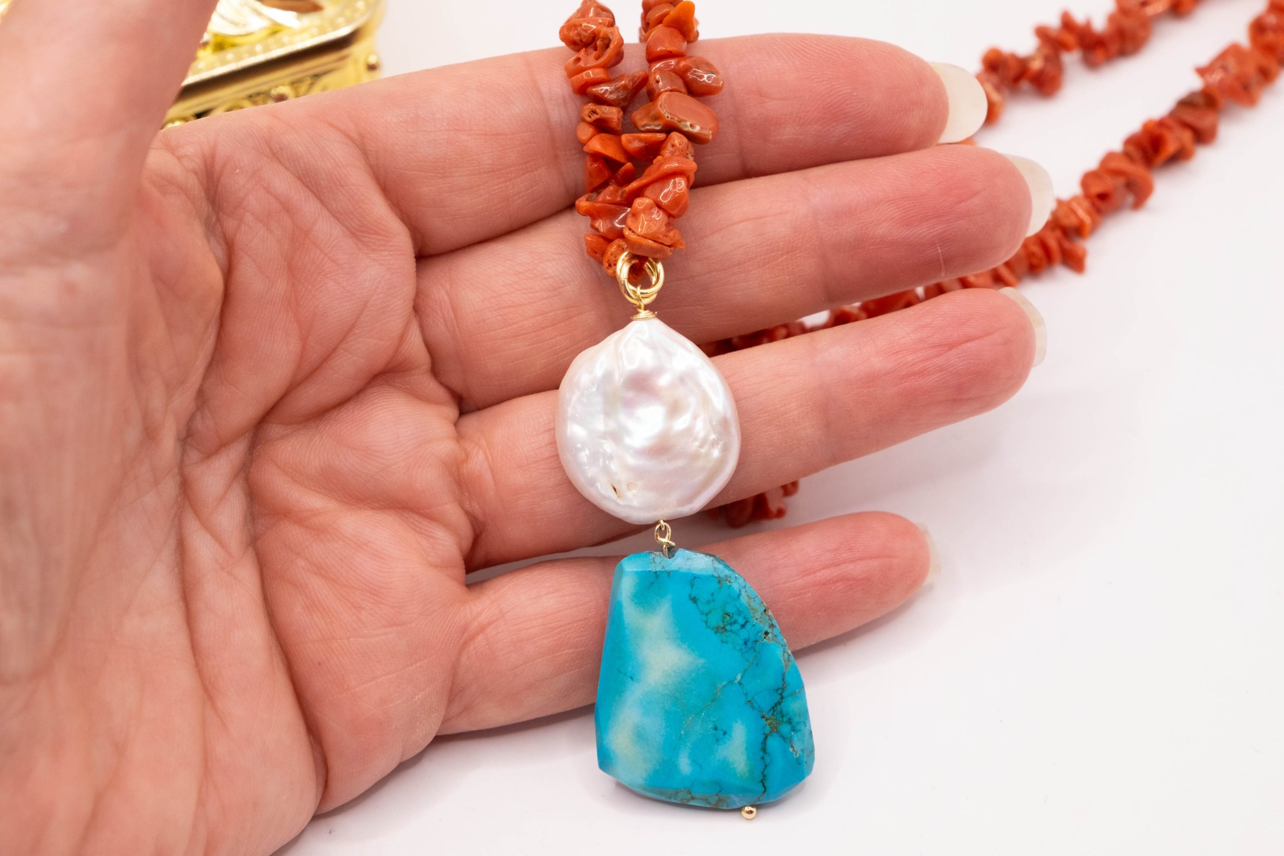 COLLANA ARTIGIANALE CON CORALLO TURCHESE E PERLA (1)