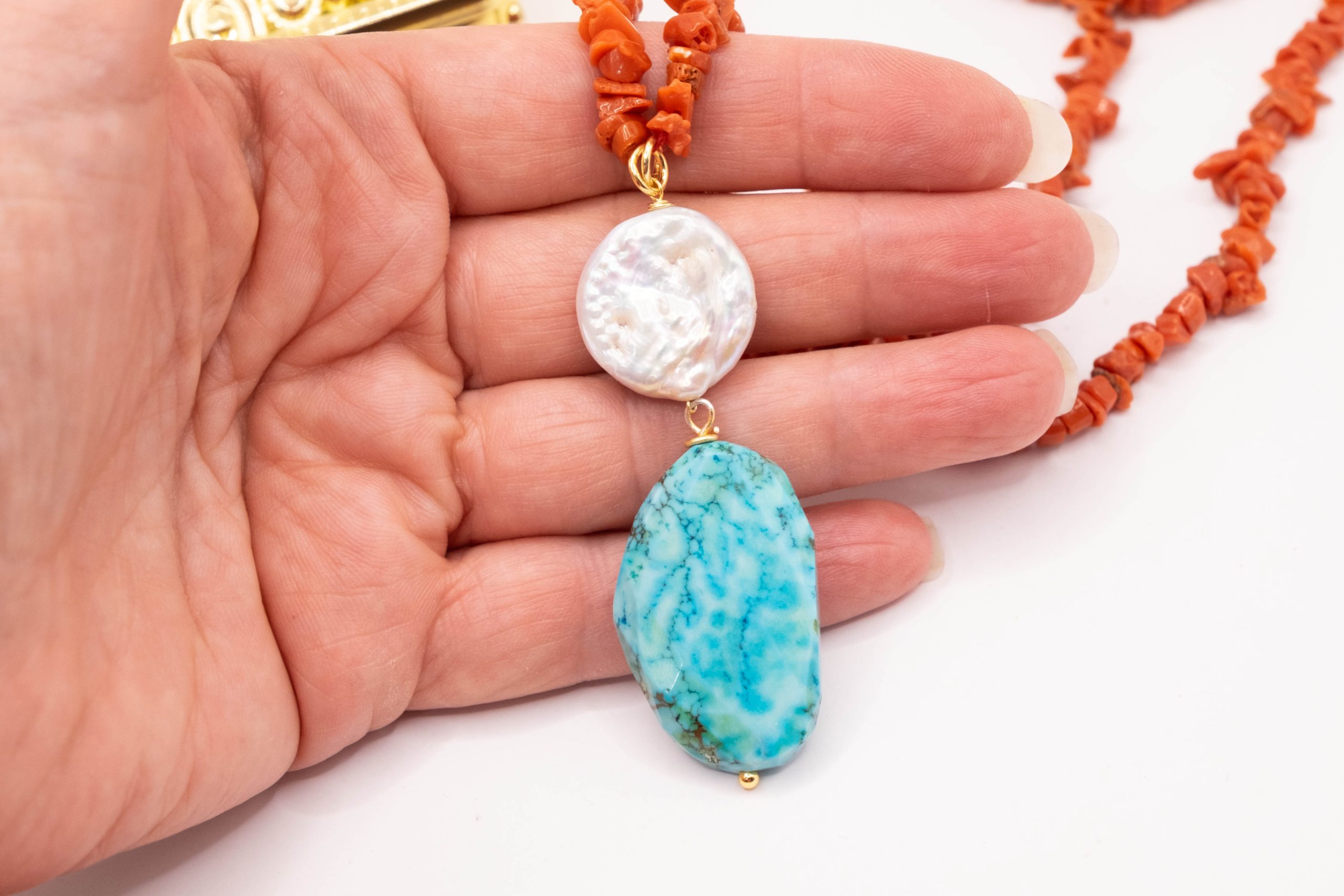 COLLANA ARTIGIANALE CON CORALLO TURCHESE E PERLA (10)