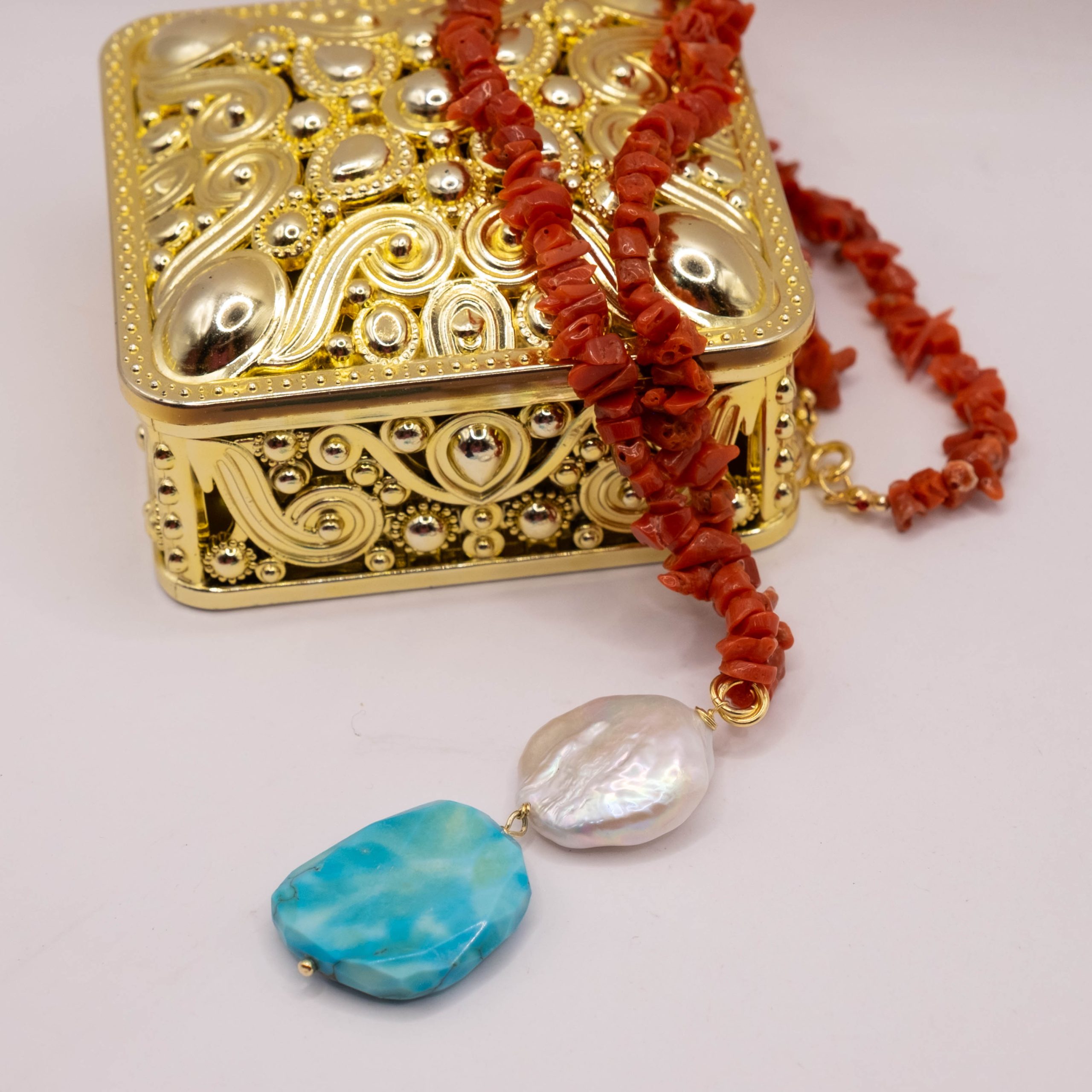 COLLANA ARTIGIANALE CON CORALLO TURCHESE E PERLA (3)