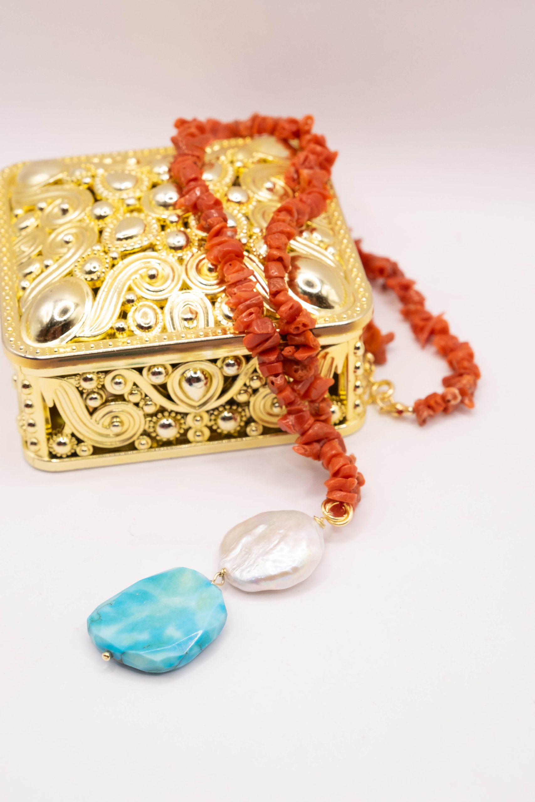 COLLANA ARTIGIANALE CON CORALLO TURCHESE E PERLA (4)