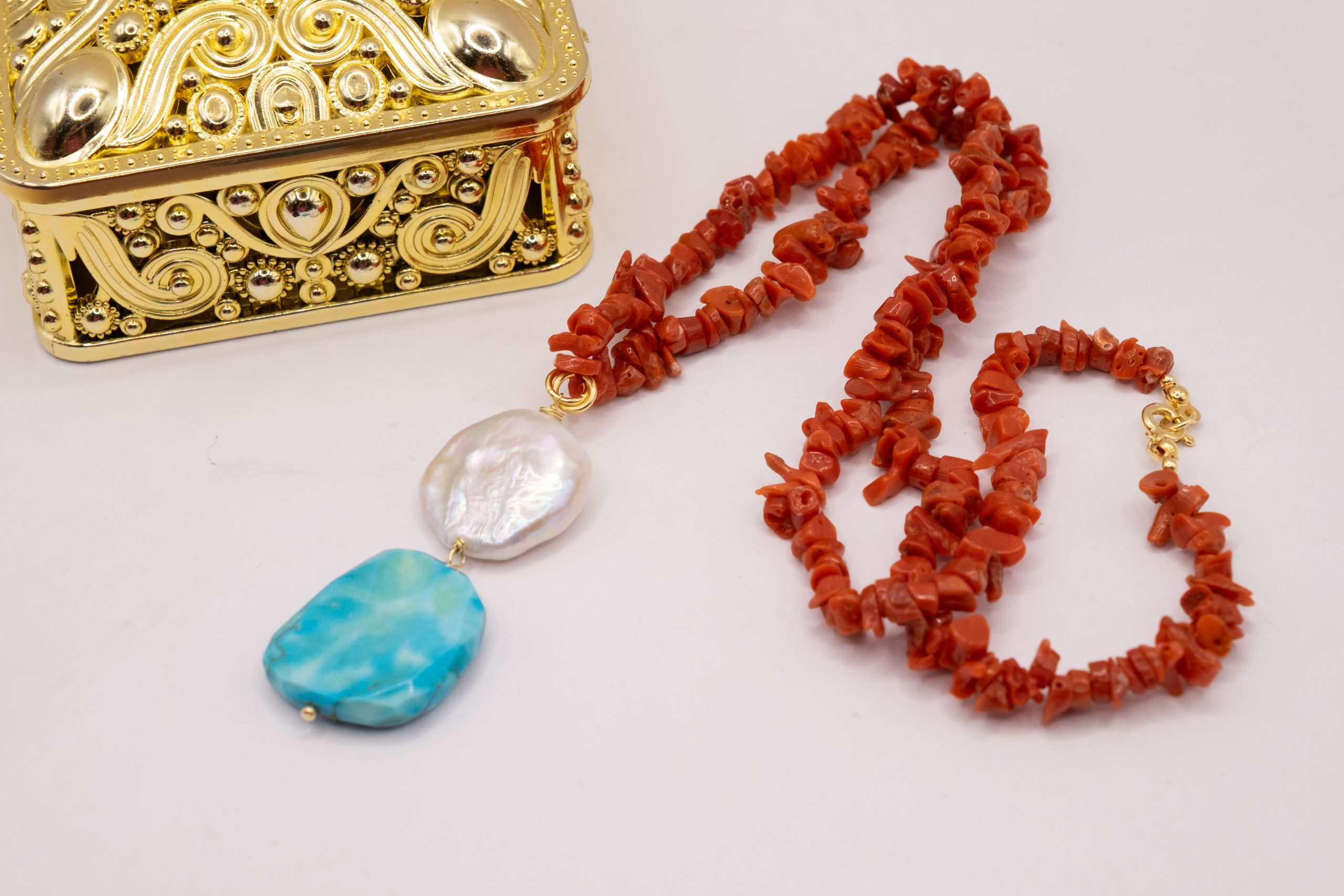 COLLANA ARTIGIANALE CON CORALLO TURCHESE E PERLA (5)
