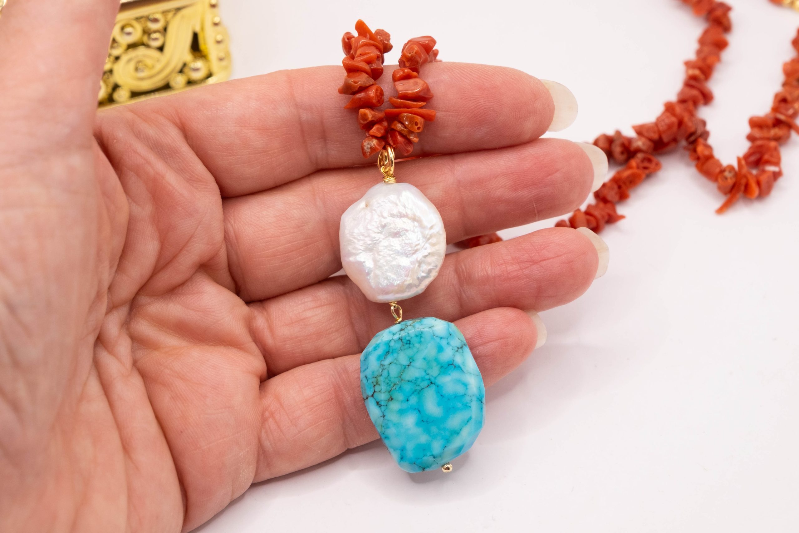 COLLANA ARTIGIANALE CON CORALLO TURCHESE E PERLA (8)