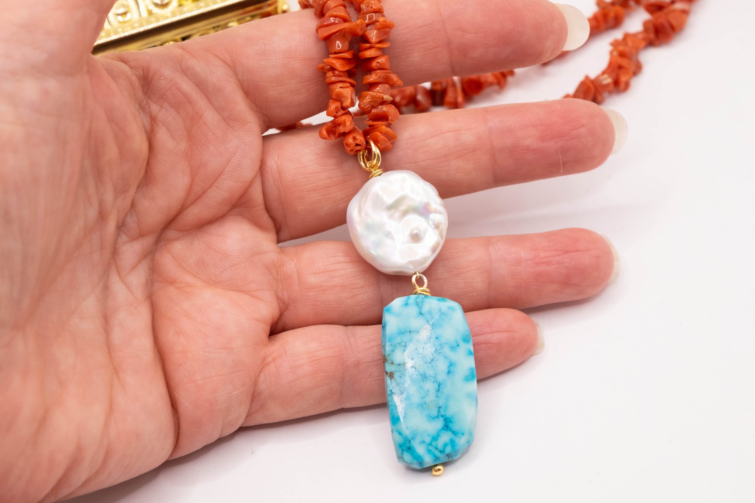 COLLANA ARTIGIANALE CON CORALLO TURCHESE E PERLA (9)