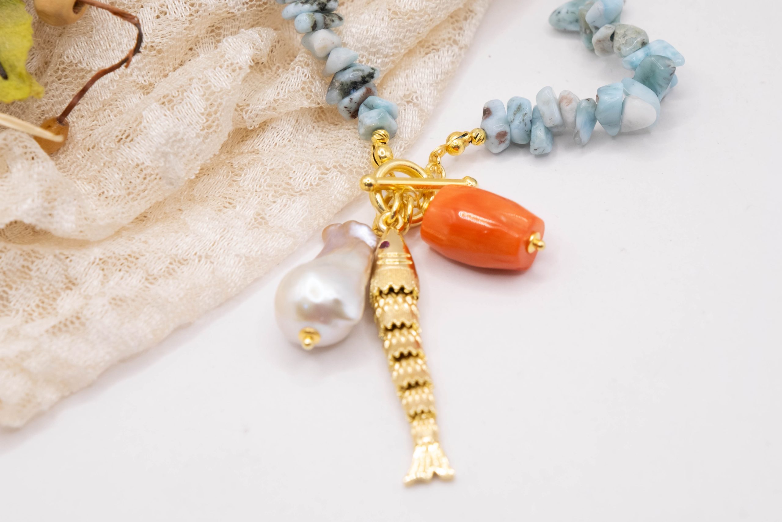 COLLANA ARTIGIANALE LARIMAR PERLE CORALLO BAMBOO PESCE (5)