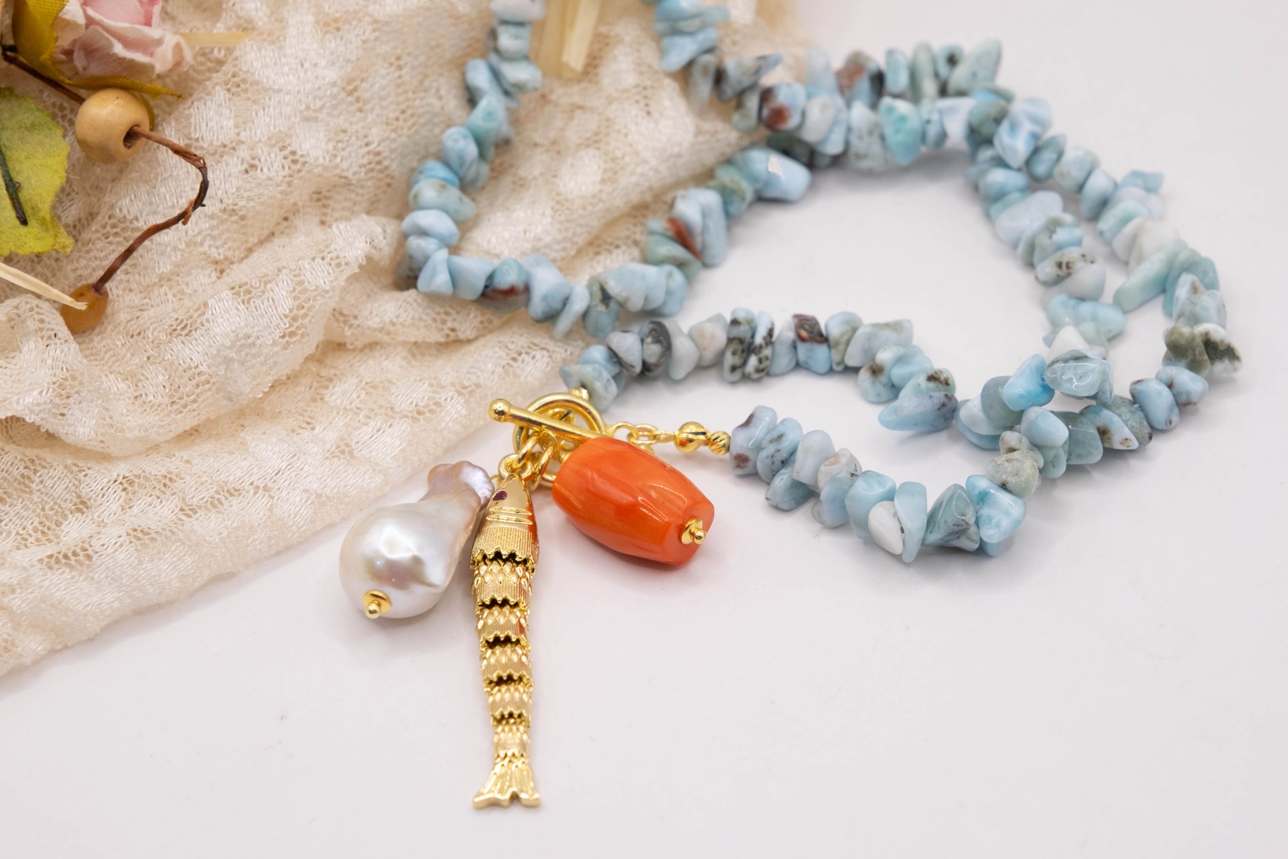 COLLANA ARTIGIANALE LARIMAR PERLE CORALLO BAMBOO PESCE (6)