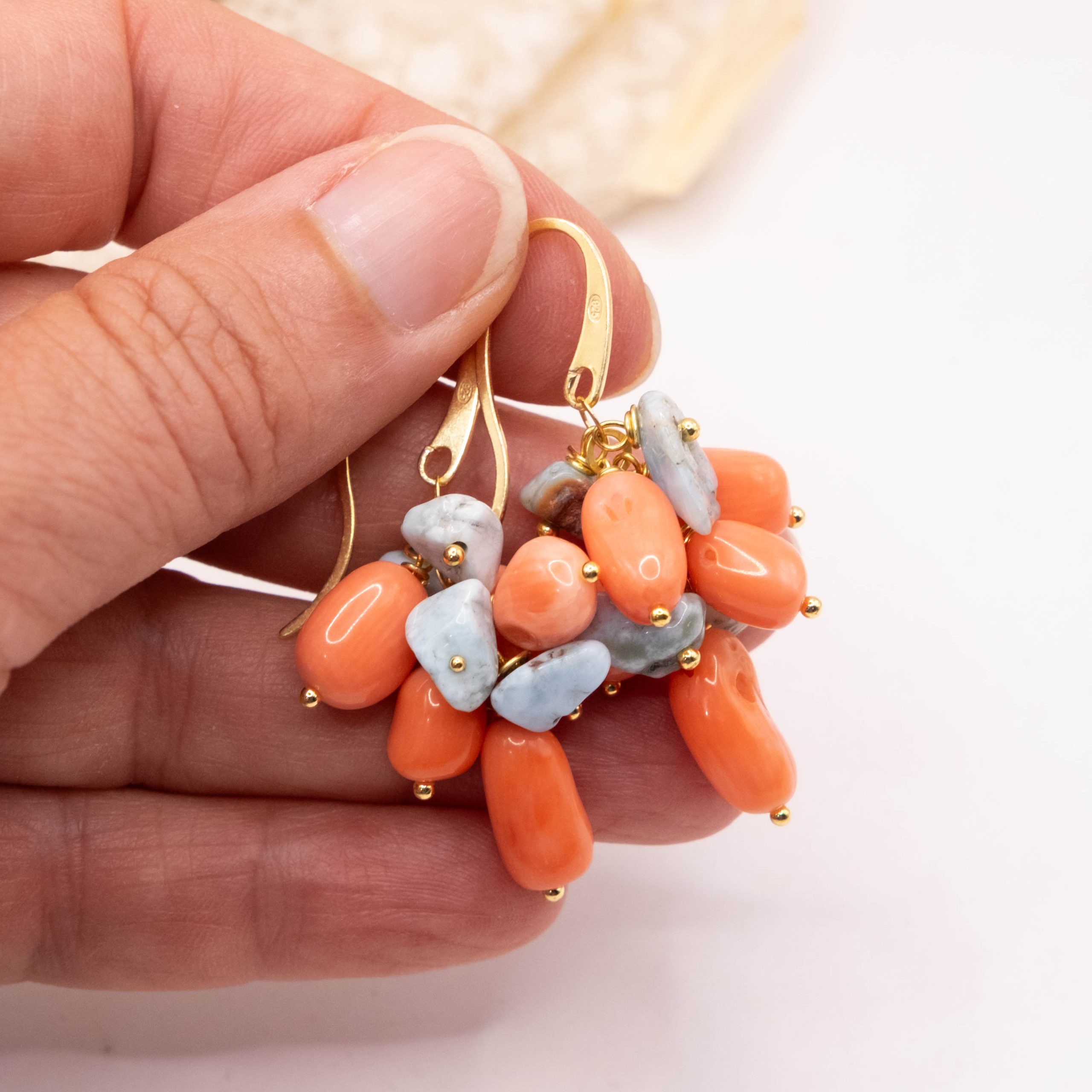 ORECCHINI ARTIGIANALI PERNDENTI CORALLO BAMBOO ROSA E LARIMAR (1)