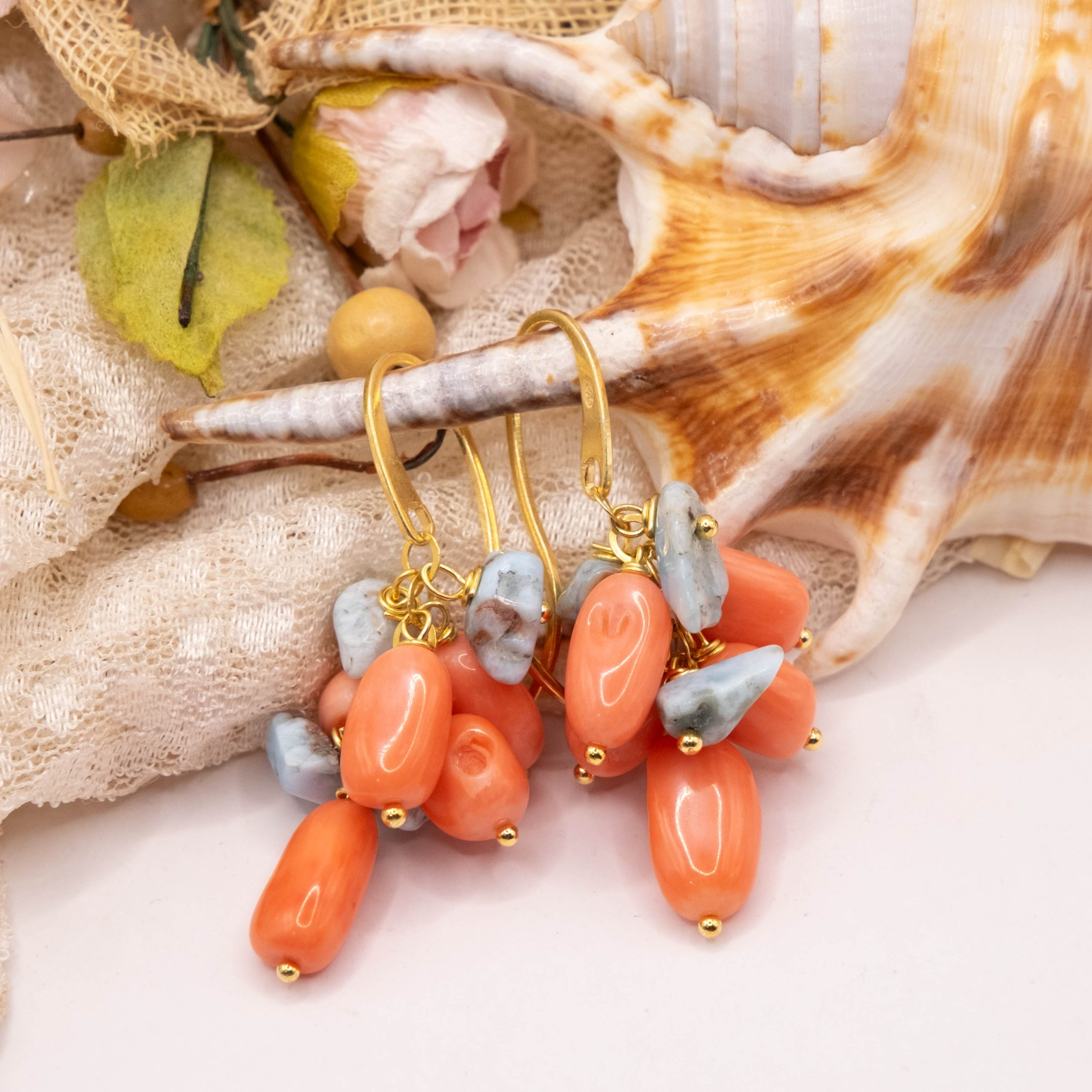 ORECCHINI ARTIGIANALI PERNDENTI CORALLO BAMBOO ROSA E LARIMAR (3)