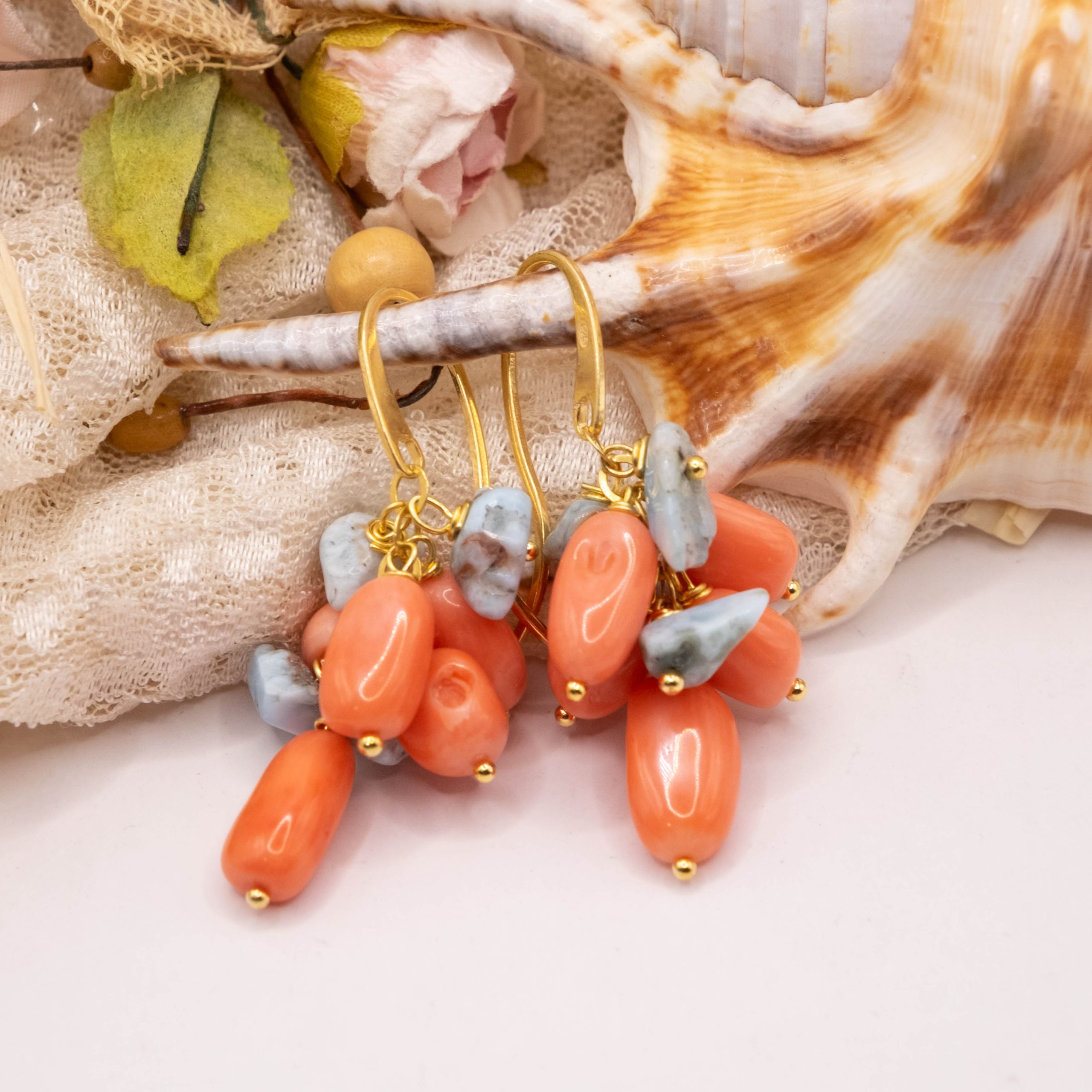 ORECCHINI ARTIGIANALI PERNDENTI CORALLO BAMBOO ROSA E LARIMAR (4)