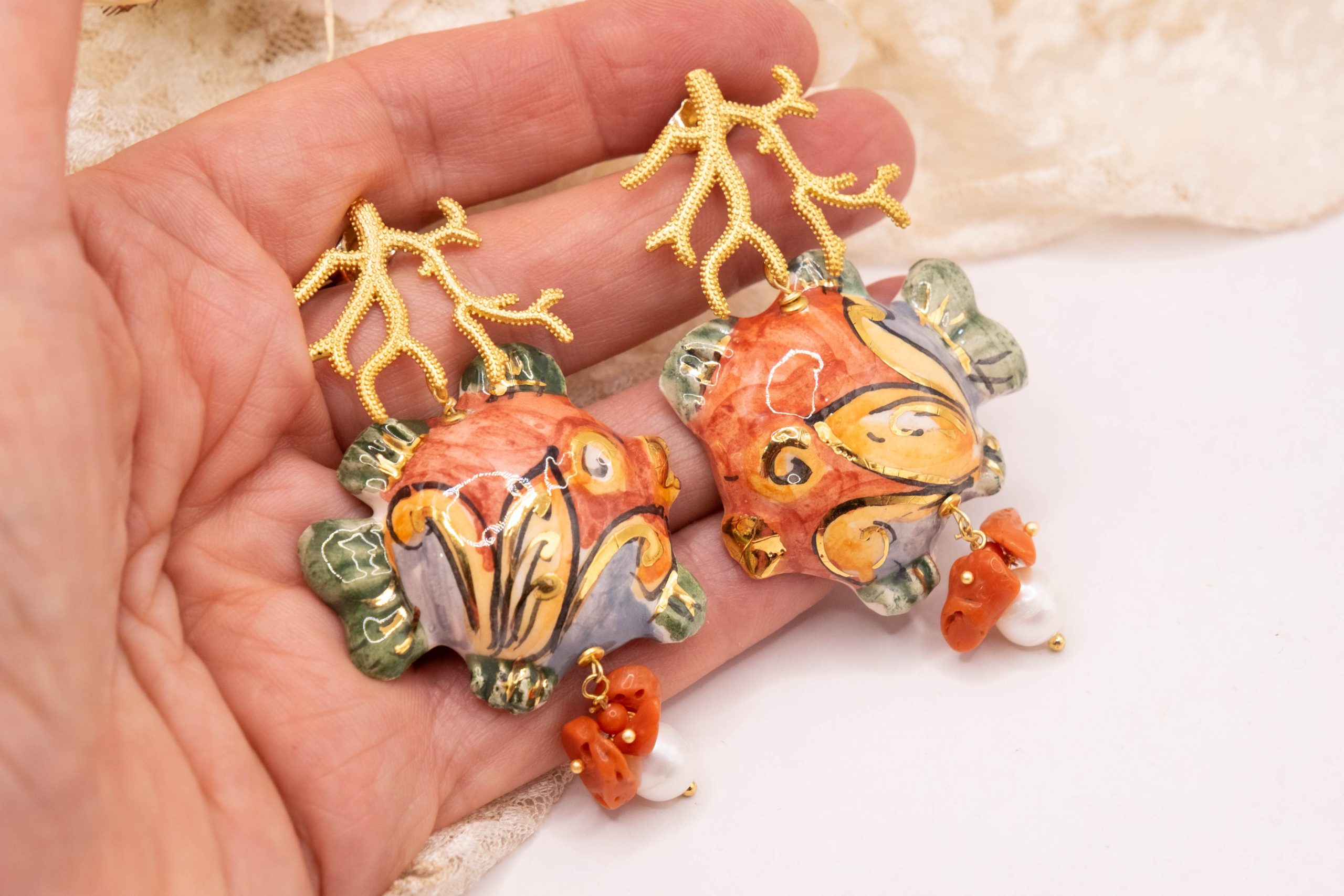 ORECCHINI PESCI CERAMICA DI CALTAGIRONE SICILIANA CORALLO PERLE (1)