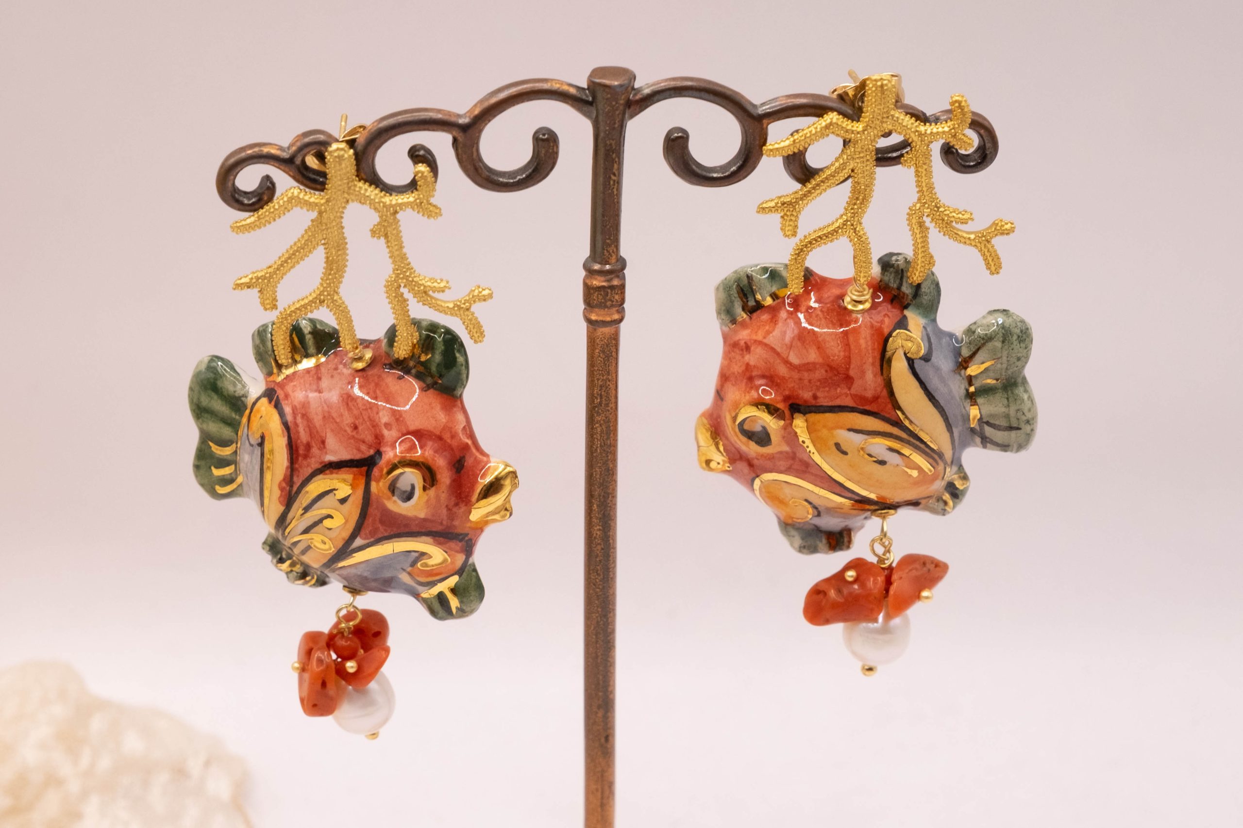 ORECCHINI PESCI CERAMICA DI CALTAGIRONE SICILIANA CORALLO PERLE (1)