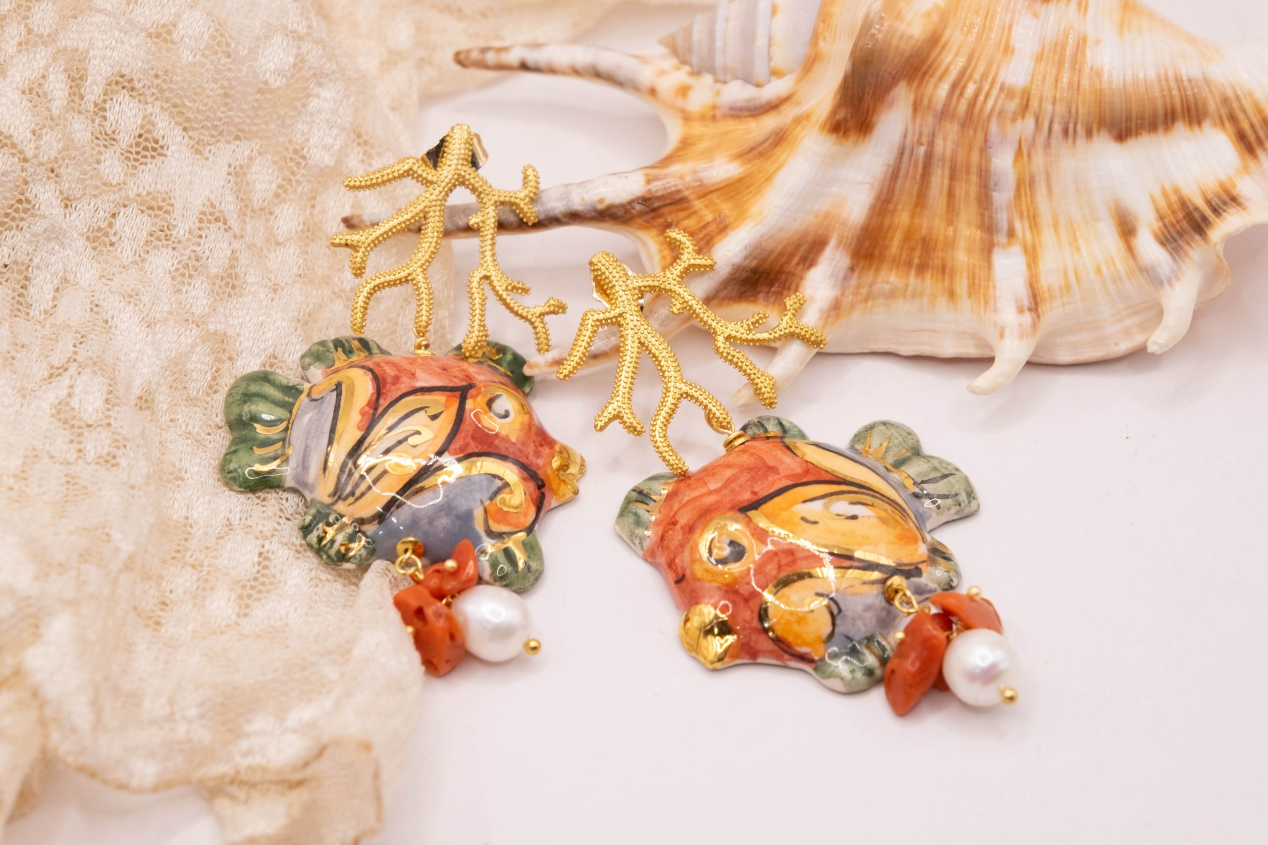 ORECCHINI PESCI CERAMICA DI CALTAGIRONE SICILIANA CORALLO PERLE (2)