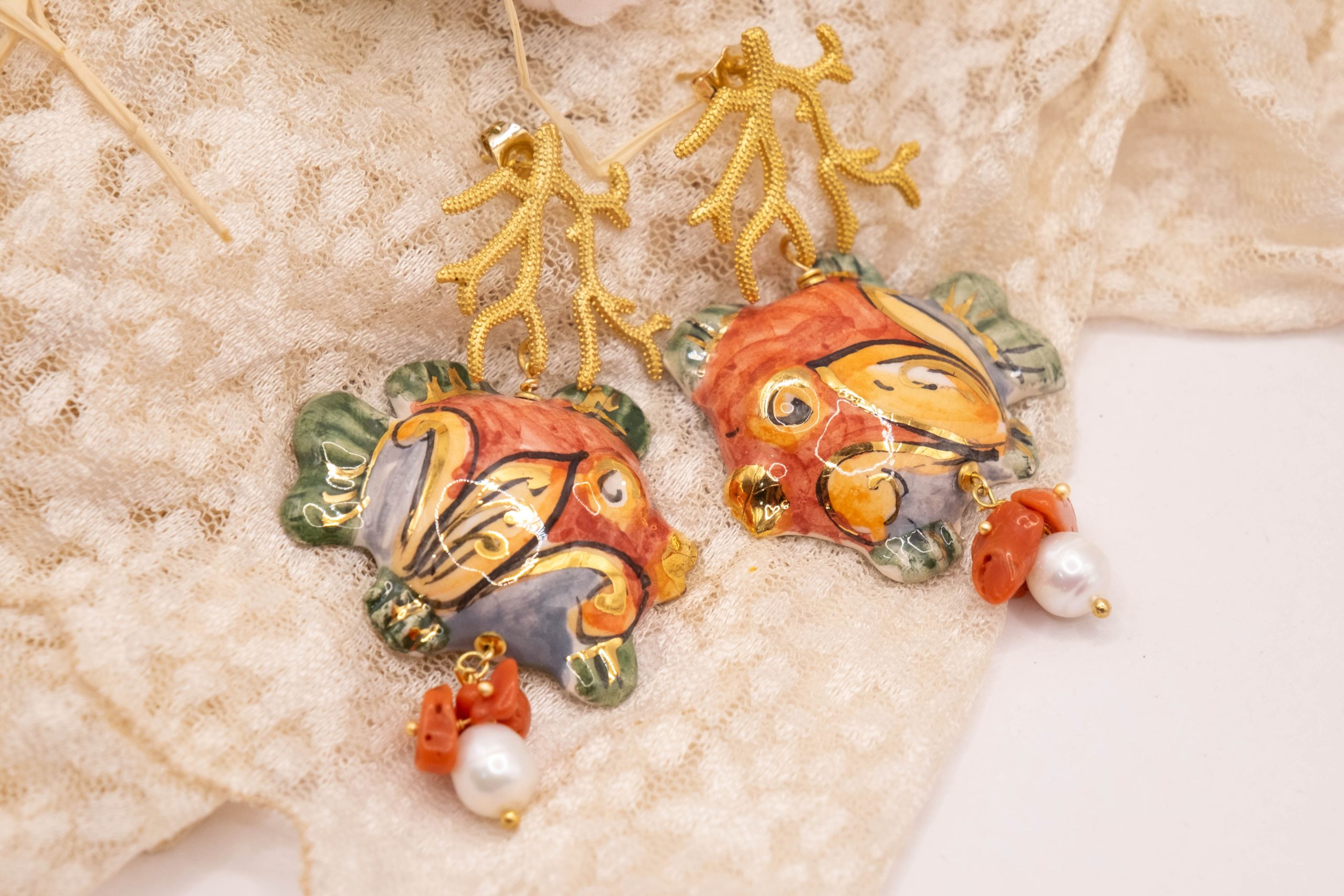 ORECCHINI PESCI CERAMICA DI CALTAGIRONE SICILIANA CORALLO PERLE (2)