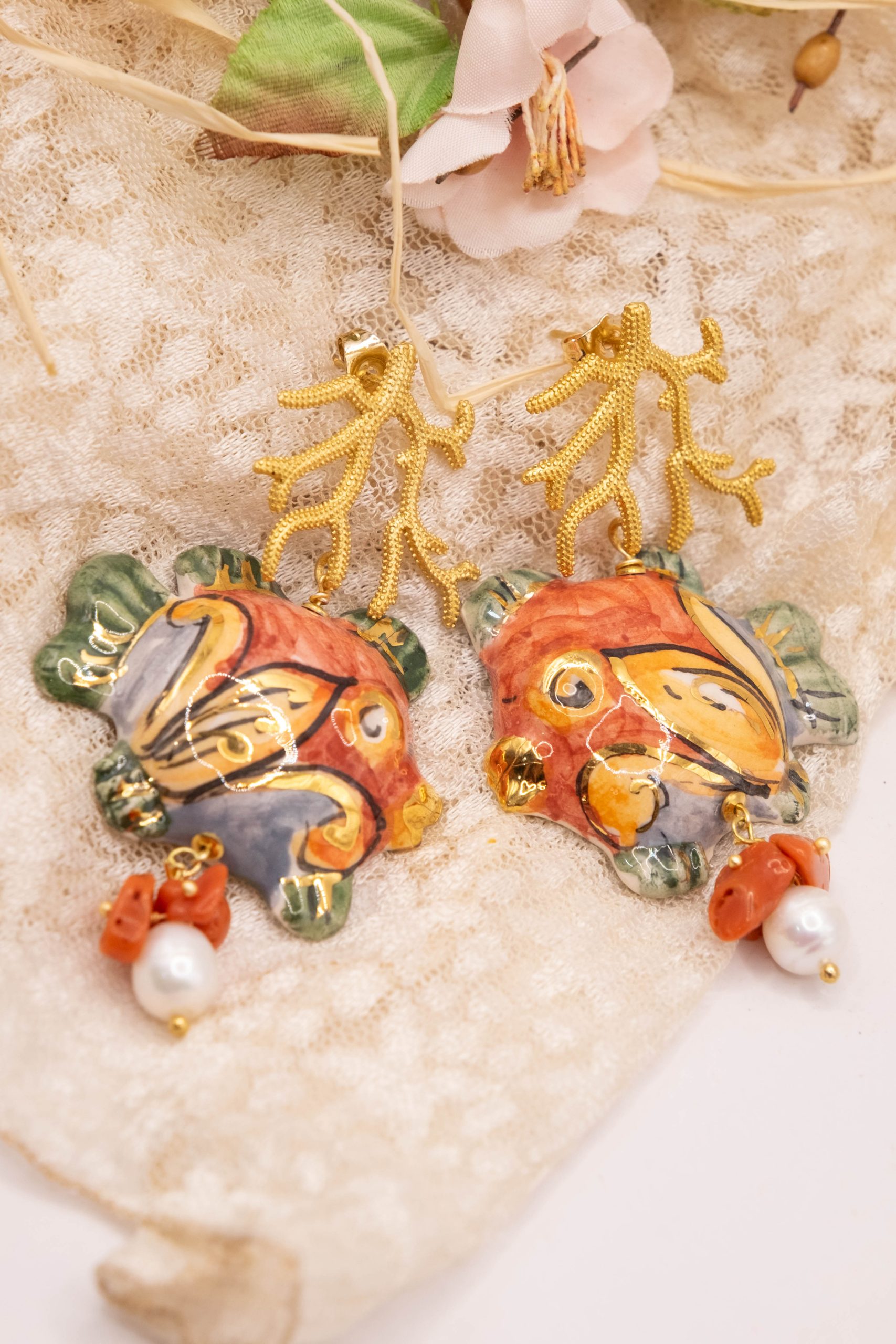 ORECCHINI PESCI CERAMICA DI CALTAGIRONE SICILIANA CORALLO PERLE (3)