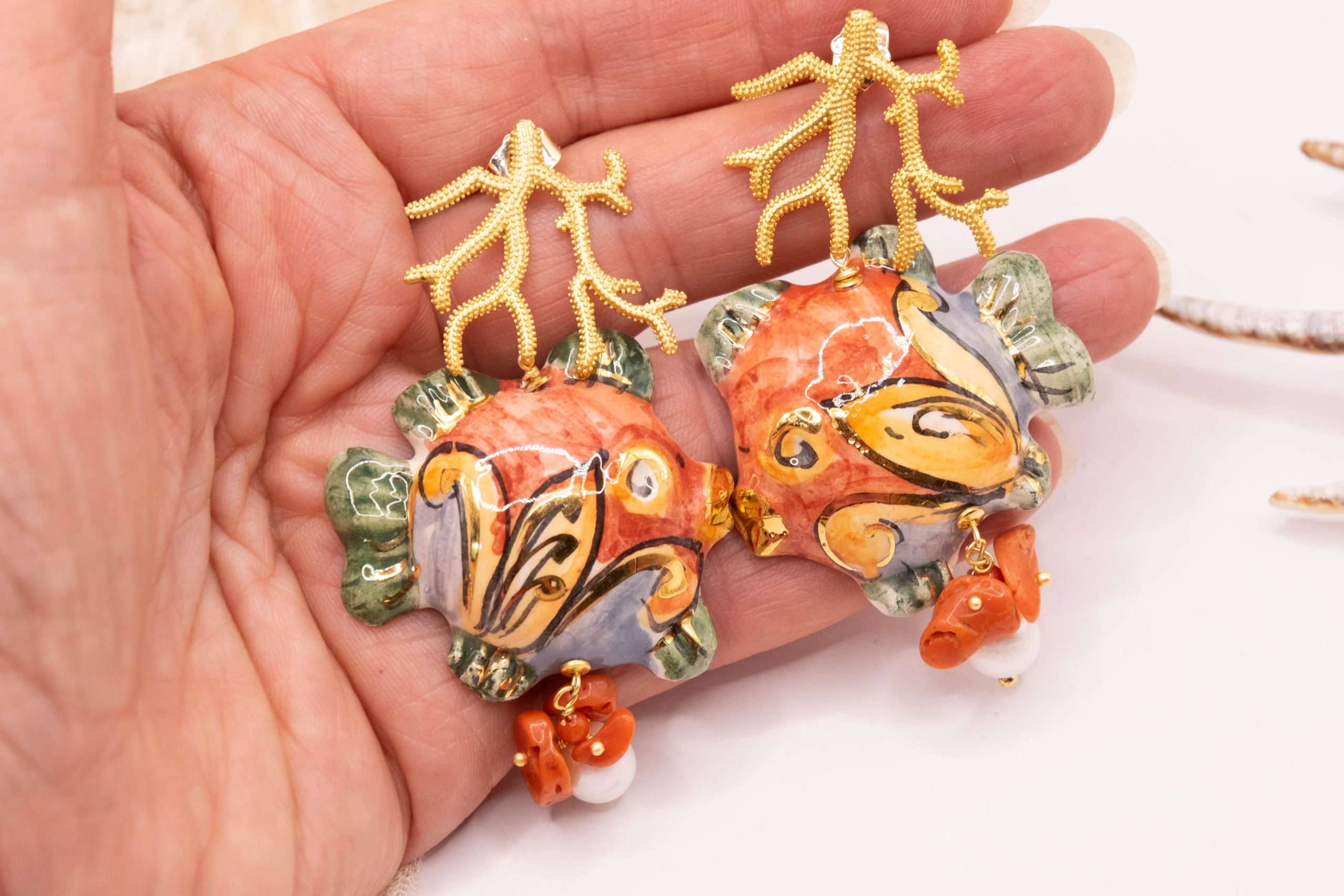 ORECCHINI PESCI CERAMICA DI CALTAGIRONE SICILIANA CORALLO PERLE (4)