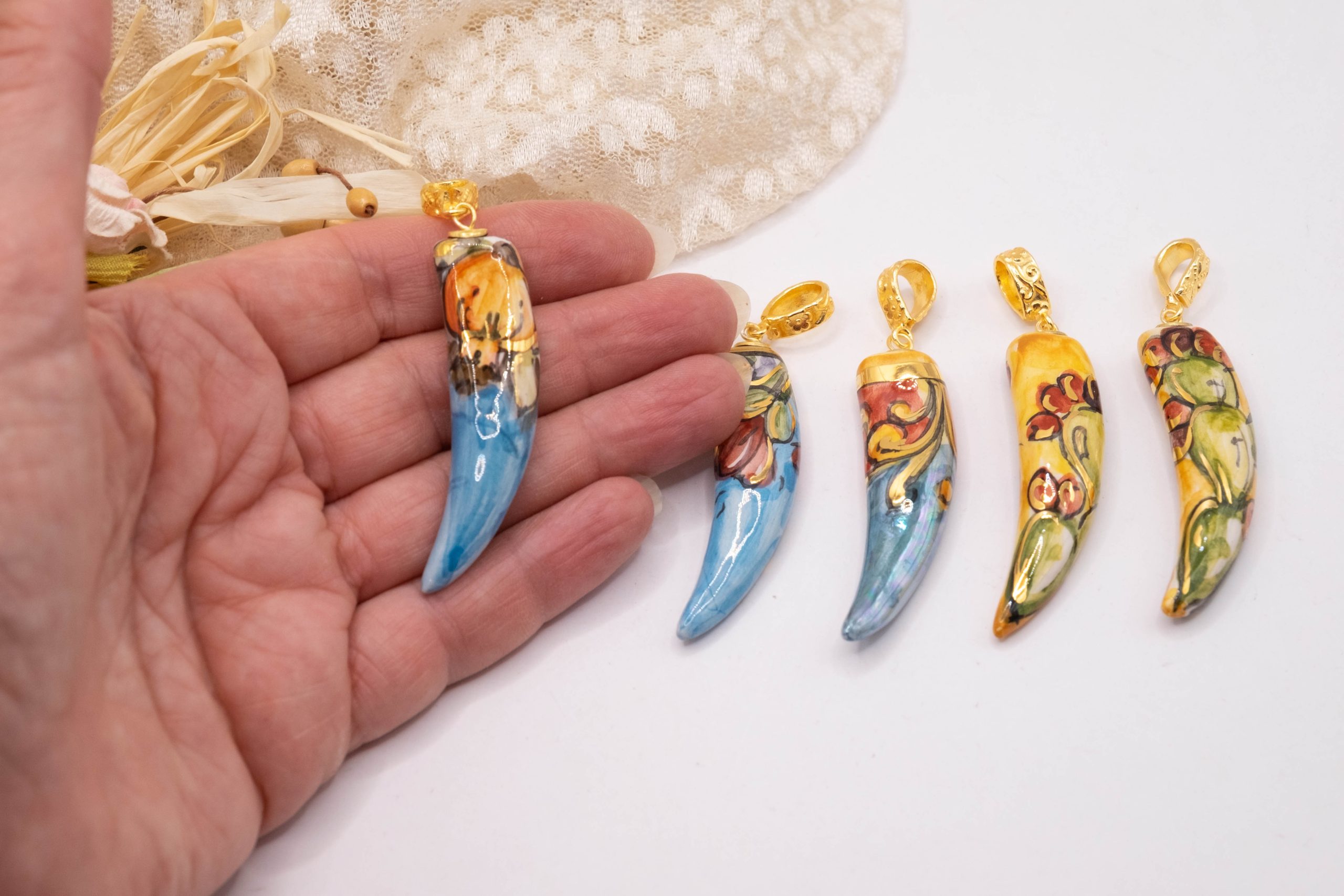 COLLANA CIONDOLO CERAMICA DI CALTAGIRONE SICILIANO PORTAFORTUNA (1)