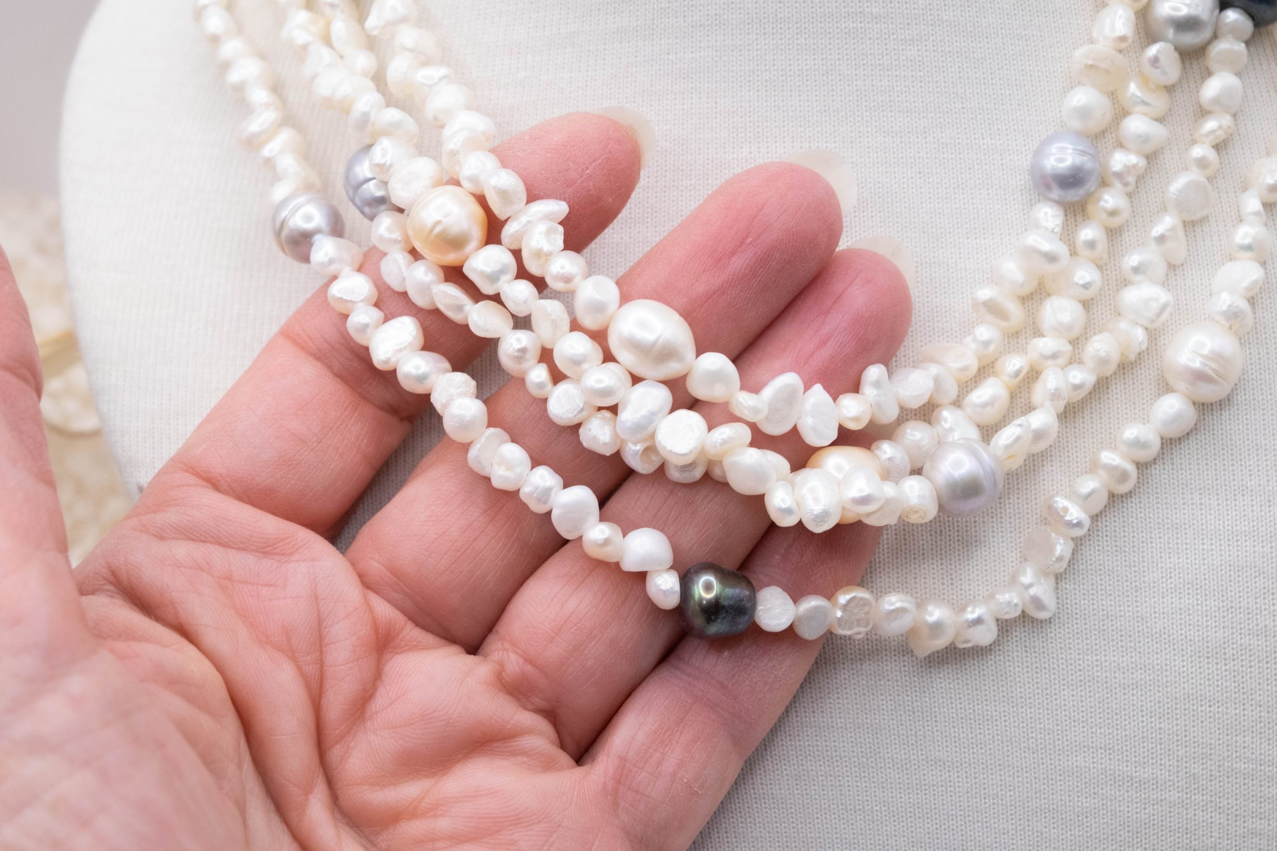 COLLANA LUNGHISSIMA PERLE NATURALI BIANCO GRIGIO (3)