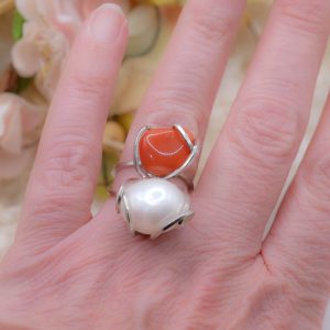 Anello con corallo e perla naturale argento 925 rodiato