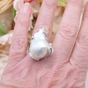 Anello con grande perla naturale grigia argento 925 rodiato