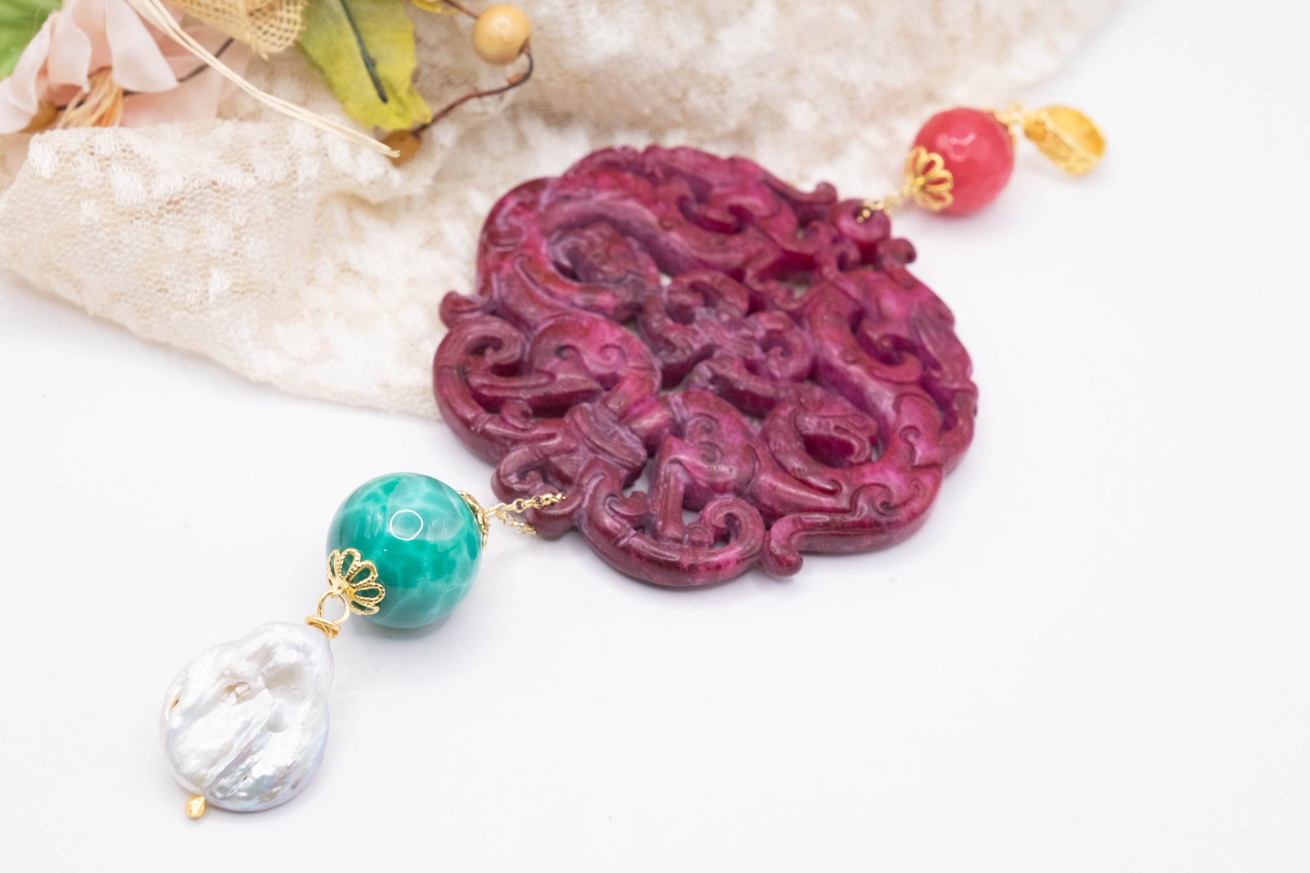 CIONDOLO PENDENTE MANDALA GIADA FUXIA BORGOGNA PIETRE NATURALI PERLE (15)