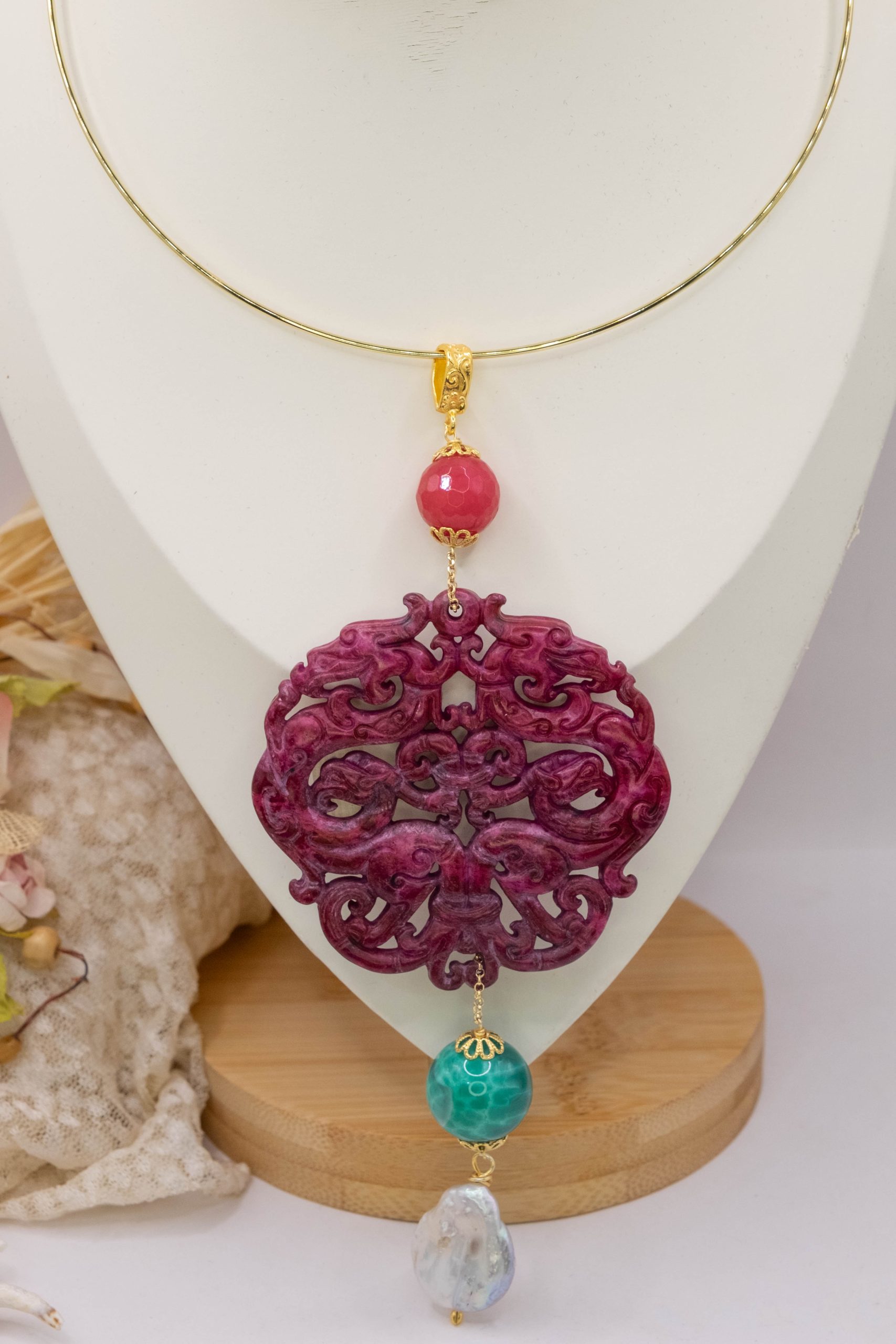 CIONDOLO PENDENTE MANDALA GIADA FUXIA BORGOGNA PIETRE NATURALI PERLE (17)