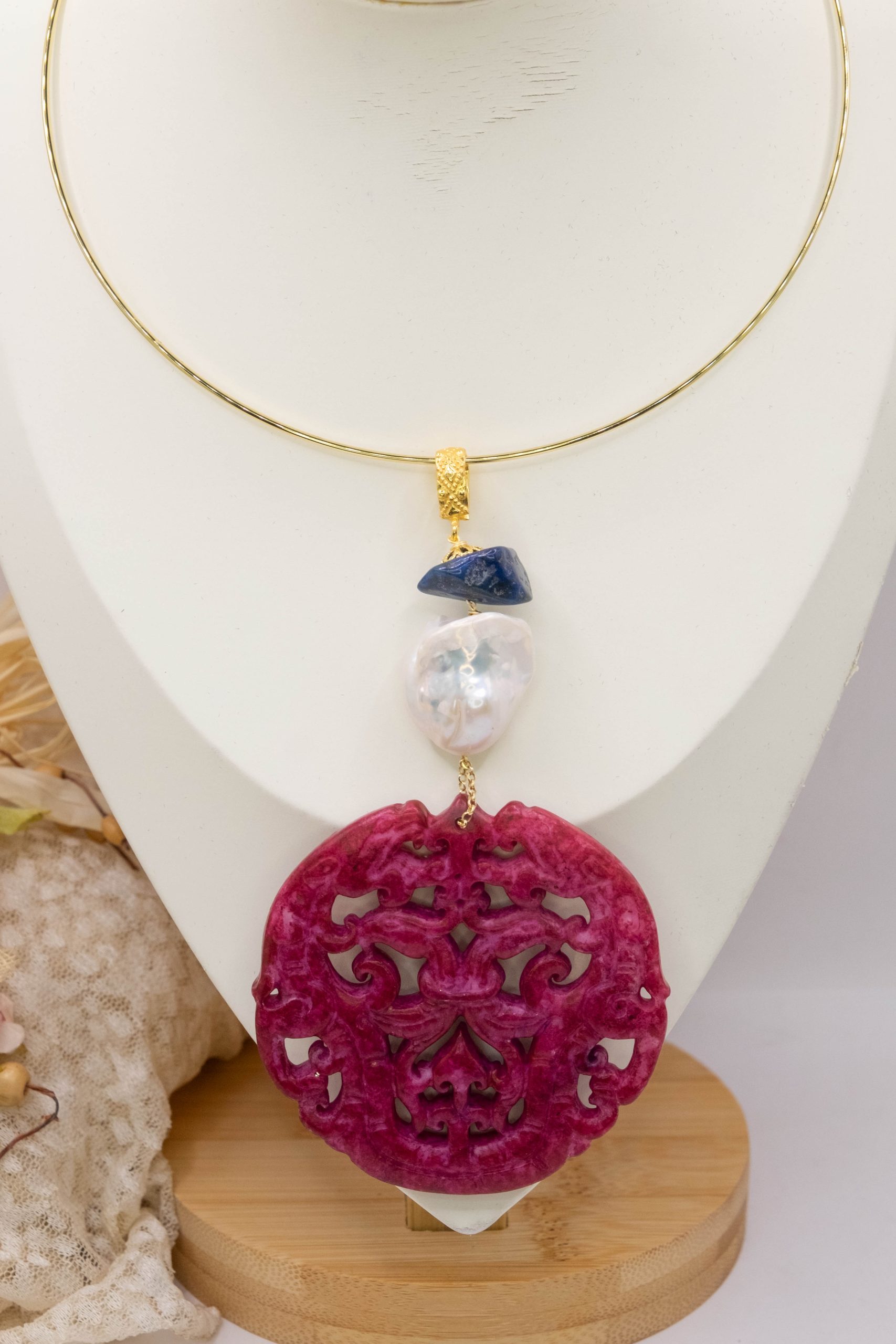 CIONDOLO PENDENTE MANDALA GIADA FUXIA BORGOGNA PIETRE NATURALI PERLE (19)