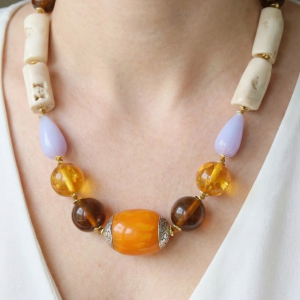 Collana Resina Ambra Corallo Bianco Calcedonio