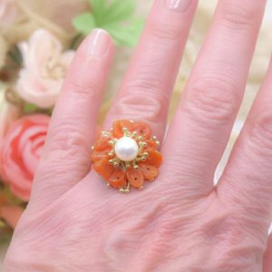 Anello con fiore di corallo e perla naturale ottone