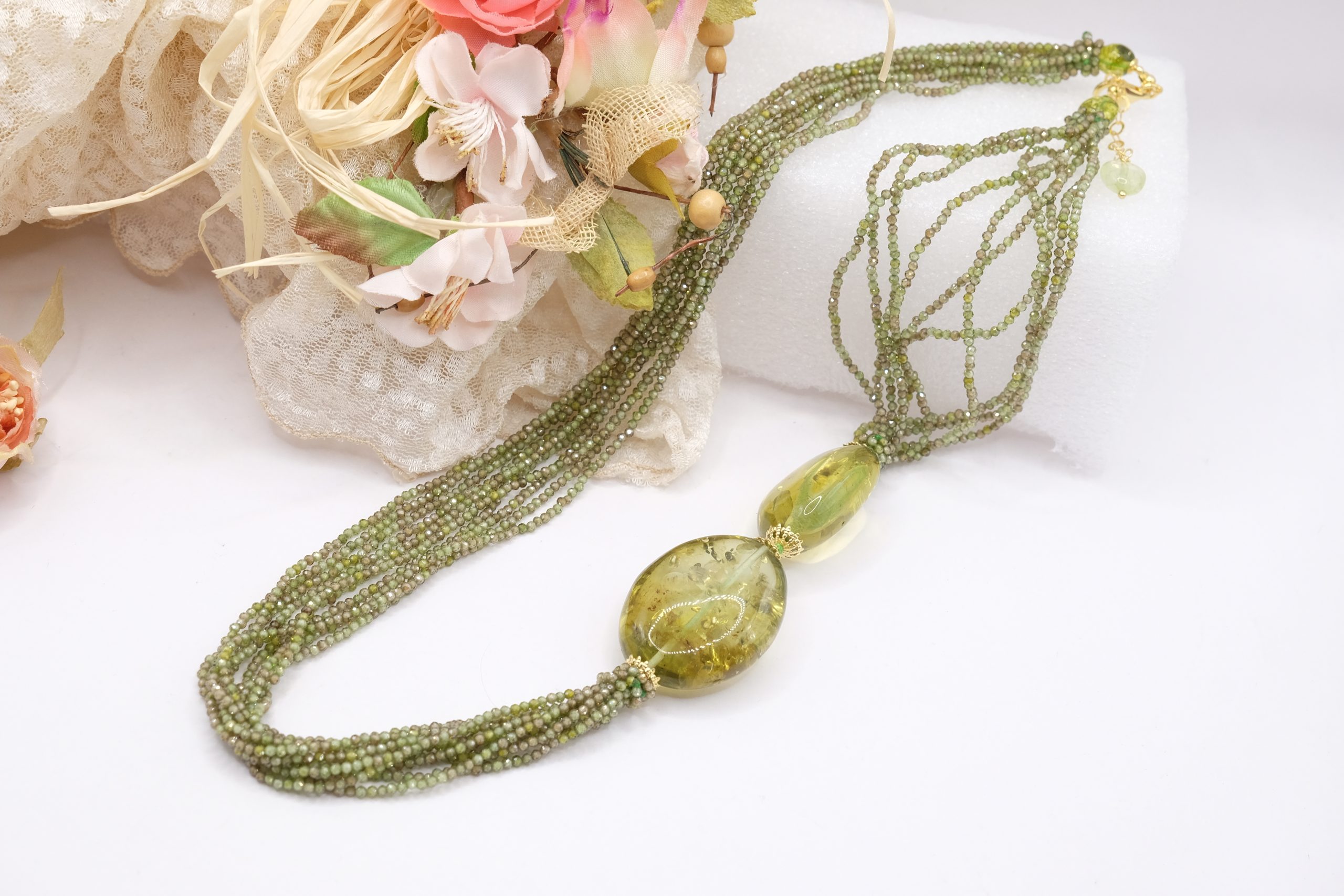 COLLANA MULTIFILO ARTIGIANALE LUNGA AMBRA VERDE E CRISTALLI VERDI ARGENTO DORATO (8)